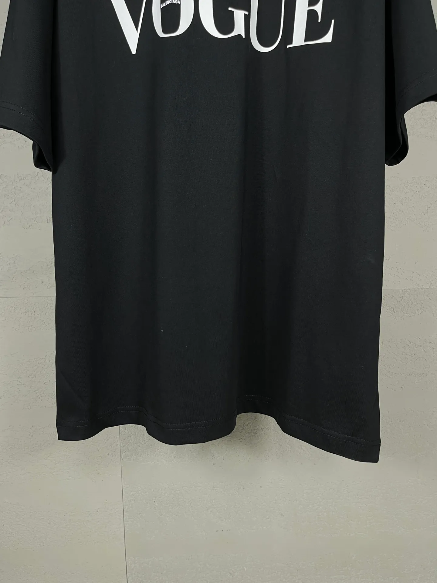 🅿️186 photos [Top version. Official website quality] BALENCI*GA/Paris. SS24 new Balenciaga Vogue co-branded series. Front and rear LOGO direct-printed short-sleeved T-shirt. Brick cabinet synchronization. Genuine product developed at the first time, happy to print and compare! The fabric is made of Paris ZP custom-woven and dyed cotton double yarn. Weighing 260 grams, the cloth surface is clean. The cloth pattern is clear, soft and comfortable. The threads are dyed with no color difference. The printing is made of environmentally friendly imported materials with direct inkjet printing. The pattern letters are clear and the effect is three-dimensional. The version adopts OS loose shoulder style. Same style for men and women. Code: BL223399 Color: black, red, off-white Size: XS S M L