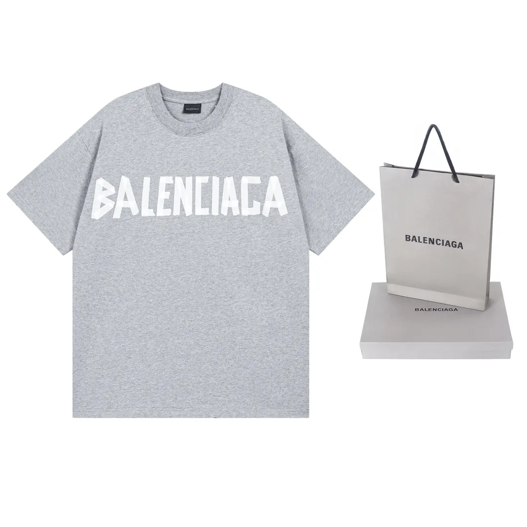 🅿️194 photos [Top version. Official website quality] BALENCI*GA/Paris. 23ss latest classic model. Tape pulp printing. Ready-to-wear washed and distressed short-sleeved T-shirt. Brick cabinet synchronization. The fabric is made of Paris ZP custom-woven and dyed 100% cotton double yarn compact cotton. The weight is 260 grams, the cloth surface is clean. The cloth pattern is clear, soft and comfortable, and the thread is dyed with no color difference. The classic pattern is printed with environmentally friendly imported materials, and the tape pattern is glued. The letters are clear and the effect is three-dimensional. Restored brick cabinet. The garments were washed and aged, and polished by many hands. Produced by ultra-heavy craftsmanship, the market currency is very different, welcome to compare. Note⚠️ZP is made of iron gray garments that are washed and distressed. Pay attention to the big difference! Welcome to compare! The version adopts OS loose shoulder version. The same style for men and women. Code: BL223089 Color: iron gray, white, fluorescent green, gray blue, coffee color, fog blue, beige gray, burgundy, green, floral gray Size: XS S M L