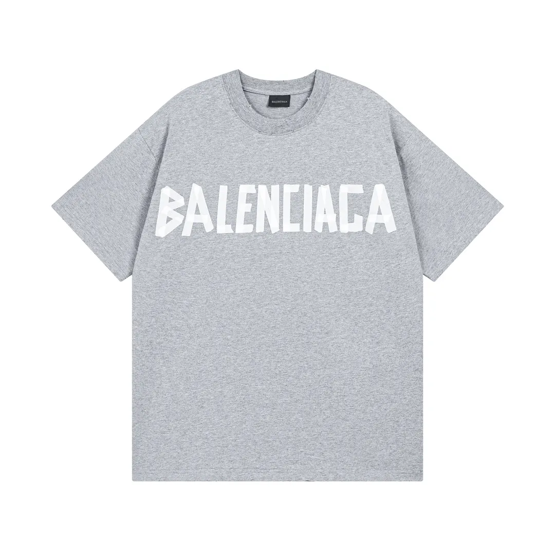 🅿️194 photos [Top version. Official website quality] BALENCI*GA/Paris. 23ss latest classic model. Tape pulp printing. Ready-to-wear washed and distressed short-sleeved T-shirt. Brick cabinet synchronization. The fabric is made of Paris ZP custom-woven and dyed 100% cotton double yarn compact cotton. The weight is 260 grams, the cloth surface is clean. The cloth pattern is clear, soft and comfortable, and the thread is dyed with no color difference. The classic pattern is printed with environmentally friendly imported materials, and the tape pattern is glued. The letters are clear and the effect is three-dimensional. Restored brick cabinet. The garments were washed and aged, and polished by many hands. Produced by ultra-heavy craftsmanship, the market currency is very different, welcome to compare. Note⚠️ZP is made of iron gray garments that are washed and distressed. Pay attention to the big difference! Welcome to compare! The version adopts OS loose shoulder version. The same style for men and women. Code: BL223089 Color: iron gray, white, fluorescent green, gray blue, coffee color, fog blue, beige gray, burgundy, green, floral gray Size: XS S M L