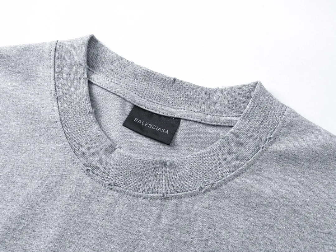 🅿️194 photos [Top version. Official website quality] BALENCI*GA/Paris. 23ss latest classic model. Tape pulp printing. Ready-to-wear washed and distressed short-sleeved T-shirt. Brick cabinet synchronization. The fabric is made of Paris ZP custom-woven and dyed 100% cotton double yarn compact cotton. The weight is 260 grams, the cloth surface is clean. The cloth pattern is clear, soft and comfortable, and the thread is dyed with no color difference. The classic pattern is printed with environmentally friendly imported materials, and the tape pattern is glued. The letters are clear and the effect is three-dimensional. Restored brick cabinet. The garments were washed and aged, and polished by many hands. Produced by ultra-heavy craftsmanship, the market currency is very different, welcome to compare. Note⚠️ZP is made of iron gray garments that are washed and distressed. Pay attention to the big difference! Welcome to compare! The version adopts OS loose shoulder version. The same style for men and women. Code: BL223089 Color: iron gray, white, fluorescent green, gray blue, coffee color, fog blue, beige gray, burgundy, green, floral gray Size: XS S M L