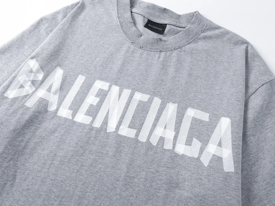 🅿️194 photos [Top version. Official website quality] BALENCI*GA/Paris. 23ss latest classic model. Tape pulp printing. Ready-to-wear washed and distressed short-sleeved T-shirt. Brick cabinet synchronization. The fabric is made of Paris ZP custom-woven and dyed 100% cotton double yarn compact cotton. The weight is 260 grams, the cloth surface is clean. The cloth pattern is clear, soft and comfortable, and the thread is dyed with no color difference. The classic pattern is printed with environmentally friendly imported materials, and the tape pattern is glued. The letters are clear and the effect is three-dimensional. Restored brick cabinet. The garments were washed and aged, and polished by many hands. Produced by ultra-heavy craftsmanship, the market currency is very different, welcome to compare. Note⚠️ZP is made of iron gray garments that are washed and distressed. Pay attention to the big difference! Welcome to compare! The version adopts OS loose shoulder version. The same style for men and women. Code: BL223089 Color: iron gray, white, fluorescent green, gray blue, coffee color, fog blue, beige gray, burgundy, green, floral gray Size: XS S M L