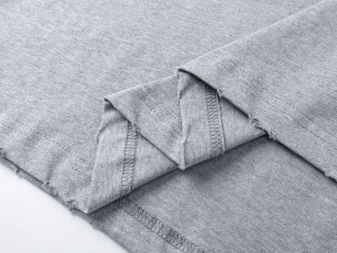🅿️194 photos [Top version. Official website quality] BALENCI*GA/Paris. 23ss latest classic model. Tape pulp printing. Ready-to-wear washed and distressed short-sleeved T-shirt. Brick cabinet synchronization. The fabric is made of Paris ZP custom-woven and dyed 100% cotton double yarn compact cotton. The weight is 260 grams, the cloth surface is clean. The cloth pattern is clear, soft and comfortable, and the thread is dyed with no color difference. The classic pattern is printed with environmentally friendly imported materials, and the tape pattern is glued. The letters are clear and the effect is three-dimensional. Restored brick cabinet. The garments were washed and aged, and polished by many hands. Produced by ultra-heavy craftsmanship, the market currency is very different, welcome to compare. Note⚠️ZP is made of iron gray garments that are washed and distressed. Pay attention to the big difference! Welcome to compare! The version adopts OS loose shoulder version. The same style for men and women. Code: BL223089 Color: iron gray, white, fluorescent green, gray blue, coffee color, fog blue, beige gray, burgundy, green, floral gray Size: XS S M L