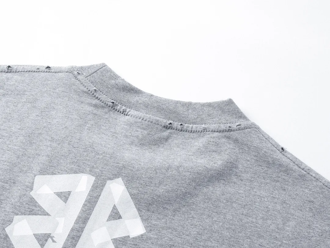 🅿️194 photos [Top version. Official website quality] BALENCI*GA/Paris. 23ss latest classic model. Tape pulp printing. Ready-to-wear washed and distressed short-sleeved T-shirt. Brick cabinet synchronization. The fabric is made of Paris ZP custom-woven and dyed 100% cotton double yarn compact cotton. The weight is 260 grams, the cloth surface is clean. The cloth pattern is clear, soft and comfortable, and the thread is dyed with no color difference. The classic pattern is printed with environmentally friendly imported materials, and the tape pattern is glued. The letters are clear and the effect is three-dimensional. Restored brick cabinet. The garments were washed and aged, and polished by many hands. Produced by ultra-heavy craftsmanship, the market currency is very different, welcome to compare. Note⚠️ZP is made of iron gray garments that are washed and distressed. Pay attention to the big difference! Welcome to compare! The version adopts OS loose shoulder version. The same style for men and women. Code: BL223089 Color: iron gray, white, fluorescent green, gray blue, coffee color, fog blue, beige gray, burgundy, green, floral gray Size: XS S M L