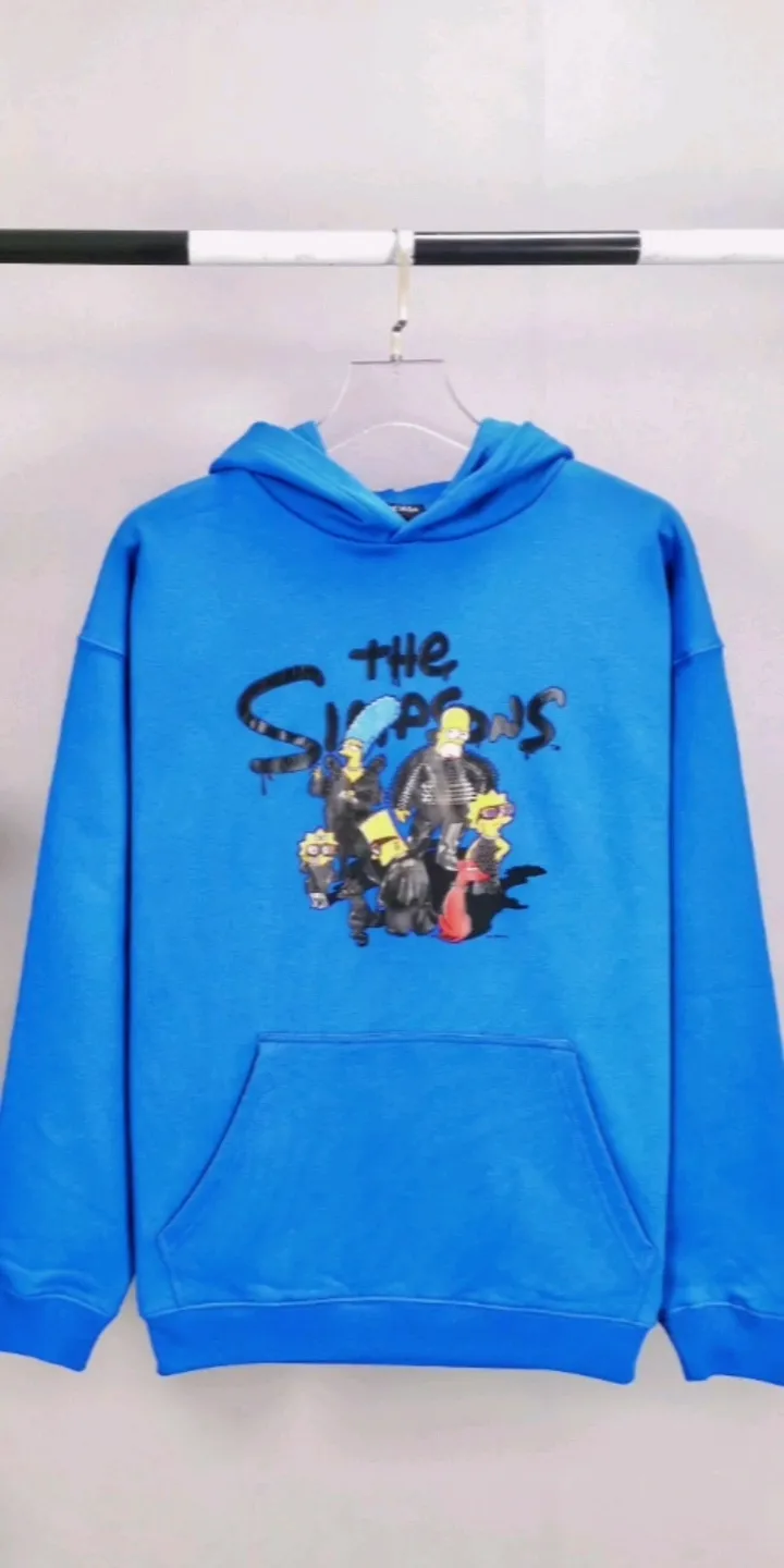 Real shot of the video - Spring and Autumn top-notch proven version of Balenciaga BALENCIAGA The Simpsons cartoon pattern crackle craft pure cotton loose loose hooded sweatshirt for men and women couples, the craftsmanship adopts Kangli printing cracking effect. The front panel printing glue bursting effect uses imported transparent slurry to scrape the bottom to make the printing bursting feel uniform. (PS: If this process is missing, the printing will easily fall off in large areas after cracking.) The embroidery at the hem uses a Tajima embroidery machine imported from Japan, which makes the size and spacing of the letters even, and the hollows of the letters will not be filled. Precise craftsmanship, full of details. The fabric is made of 520g crystal composite fleece cotton, brand new, washed, and labeled. Genuine products are consistent and synchronized, and coded authentic products are consistent and synchronized. Top tested version, accurate and flawless.  Color: White Blue Black Size: XS-L P:520