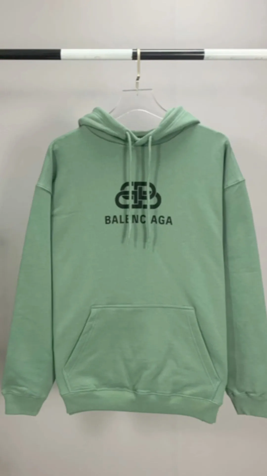 Actual video shot——[New color] Top tested version Balenciaga BALENCIAGA lock printed male and female couple star same style autumn and winter pure cotton hooded sweatshirt - full set of 1:1 customized original accessories packaging (with logo Sydney paper + new main mark + water washing + original hang tag) The whole sweatshirt is made of 460 grams of pure cotton large terry, and the wet weight can reach 480, full of thickness -Note⚠️This year’s Balenciaga hoodie has embroidered eyelets on the hood‼ ️Eliminating the previous hardware eyes, this is also a detail that distinguishes low-end versions on the market‼ ️The whole piece of clothing, hat rope, thread, and fabric are produced in the same vat with 0 color difference - imported elliptical machine printing is used. Each printing is neatly aligned and the overall printing has no edges. I make every piece of clothing with conscience and strive for excellence in every link. Just to sell a piece of clothing and retain a customer. Although our products are a little more expensive than others, the expensive money is kept in the clothes and is definitely not imported into my pocket.  Color: Grass Green Size: XS-L P:430