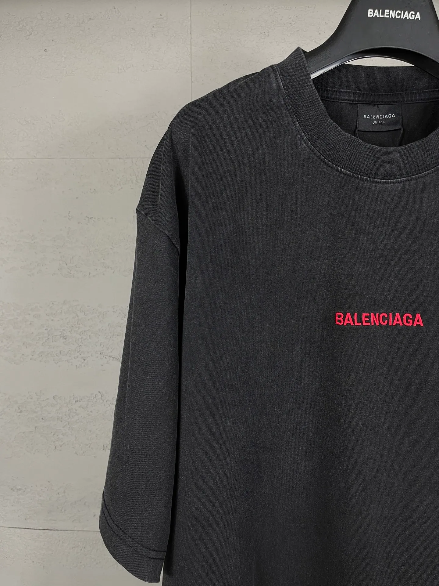 🅿️180 real photos [Top version. Official website quality] BALENCI*GA/25 new model. Washed and distressed short-sleeved T-shirt with Paris LOGO embroidery on the front and back #SS25 latest style. Research and development at the first time, different market currencies. Comparisons welcome. The fabric is made of Paris ZP custom-woven and dyed cotton double yarn. Weighing 260 grams, the cloth surface is clean. The cloth pattern is clear, soft and comfortable. The threads are dyed with no color difference. The embroidery is done with embroidery machines imported from Tajima, and the garments are washed and worn to make them look old. Jubie market currency. Welcome to compare. The version adopts OS loose shoulder design. Same style for men and women. Code: BL253729 Color: washed black Size: XS S M L