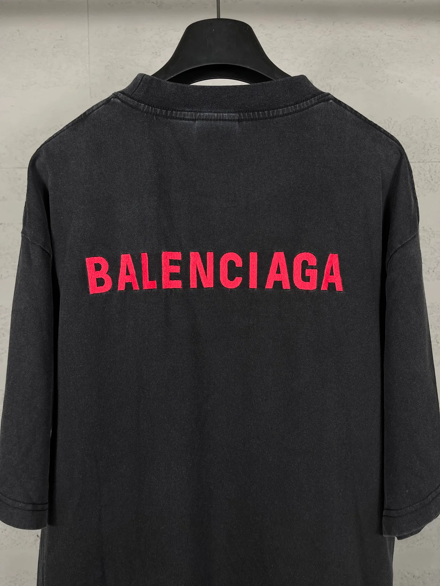 🅿️180 real photos [Top version. Official website quality] BALENCI*GA/25 new model. Washed and distressed short-sleeved T-shirt with Paris LOGO embroidery on the front and back #SS25 latest style. Research and development at the first time, different market currencies. Comparisons welcome. The fabric is made of Paris ZP custom-woven and dyed cotton double yarn. Weighing 260 grams, the cloth surface is clean. The cloth pattern is clear, soft and comfortable. The threads are dyed with no color difference. The embroidery is done with embroidery machines imported from Tajima, and the garments are washed and worn to make them look old. Jubie market currency. Welcome to compare. The version adopts OS loose shoulder design. Same style for men and women. Code: BL253729 Color: washed black Size: XS S M L