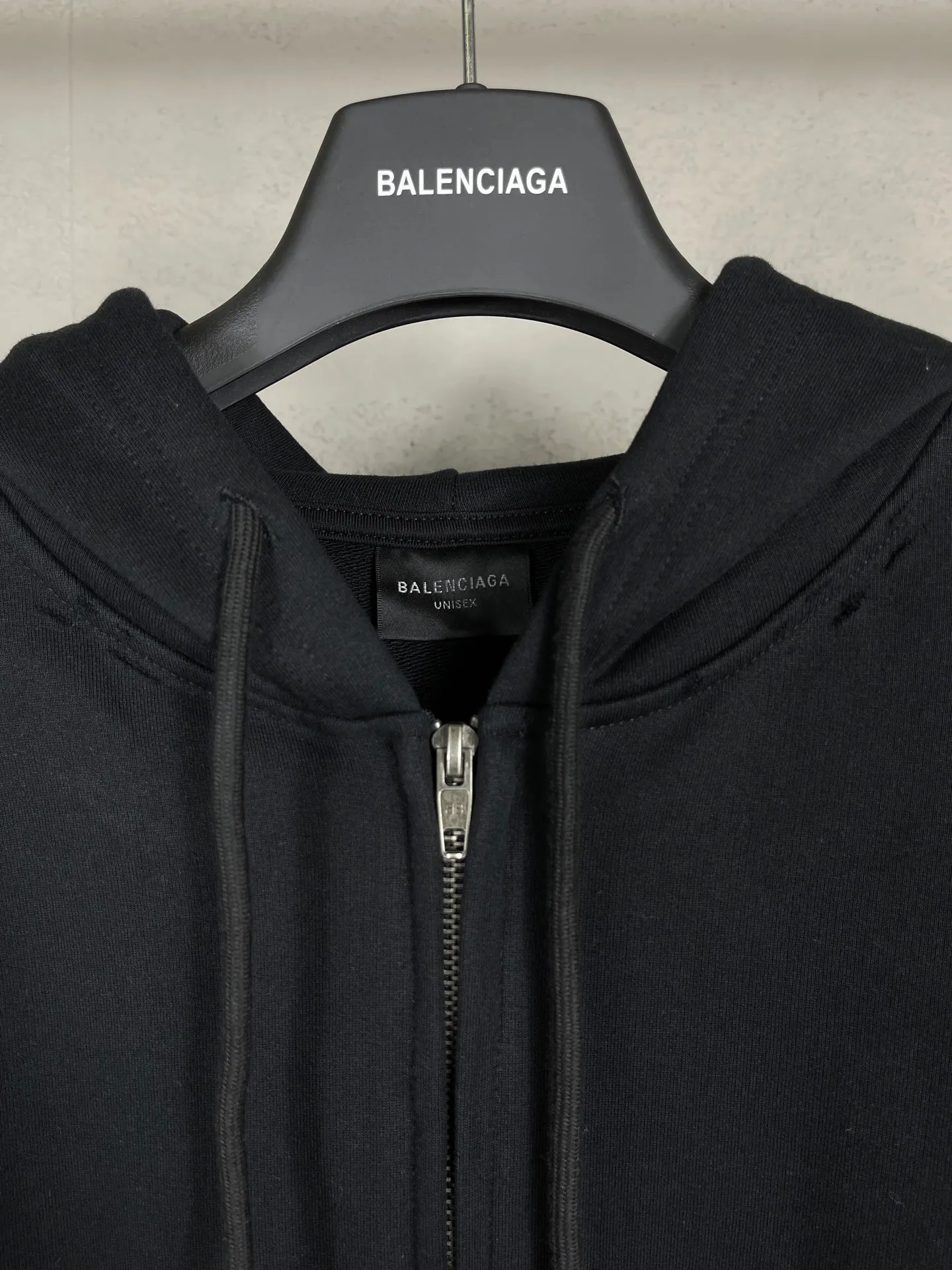🅿️370 Detailed picture [Top version. Official website quality] BALENCI*GA/Paris. 25ss latest model. Masking tape, pulping, printing, washed, fried, distressed, cardigan zipper hooded sweatshirt. The brick cabinets are synchronized. The fabric is made of Paris ZP custom-woven and dyed cotton sweatshirt. Weighing 460 grams, the cloth surface is clean. The cloth pattern is clear, soft and comfortable, and the threads are dyed with no color difference. The classic pattern is printed with environmentally friendly imported materials, and the tape pattern is glued. The letters are clear and the effect is three-dimensional. Restored brick cabinets. Different market currencies, welcome to compare. The version adopts OS loose shoulder design. The same style for men and women. Code: BL259902 Color: black, off-white Size: XS S M L
