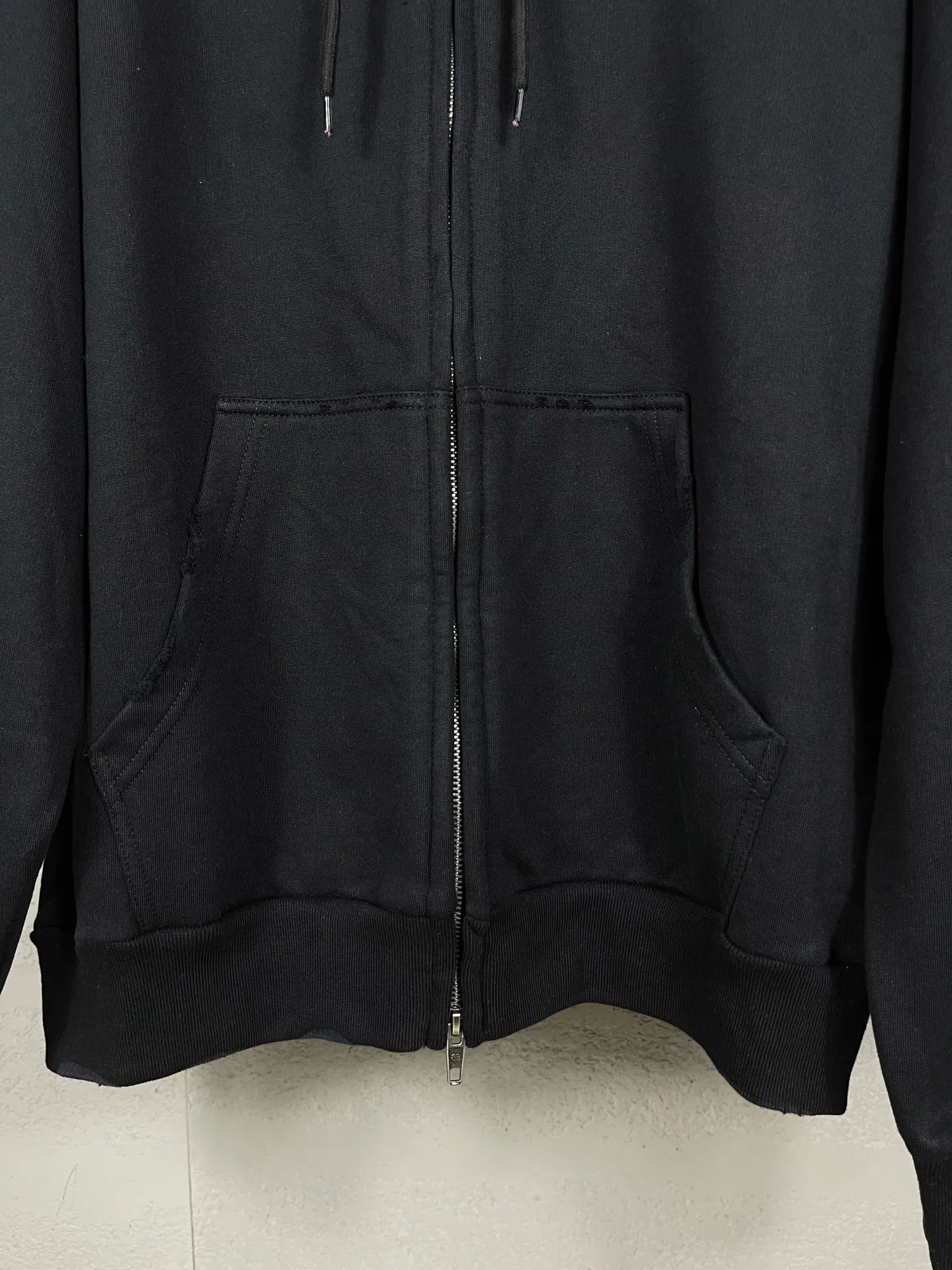 🅿️370 Detailed picture [Top version. Official website quality] BALENCI*GA/Paris. 25ss latest model. Masking tape, pulping, printing, washed, fried, distressed, cardigan zipper hooded sweatshirt. The brick cabinets are synchronized. The fabric is made of Paris ZP custom-woven and dyed cotton sweatshirt. Weighing 460 grams, the cloth surface is clean. The cloth pattern is clear, soft and comfortable, and the threads are dyed with no color difference. The classic pattern is printed with environmentally friendly imported materials, and the tape pattern is glued. The letters are clear and the effect is three-dimensional. Restored brick cabinets. Different market currencies, welcome to compare. The version adopts OS loose shoulder design. The same style for men and women. Code: BL259902 Color: black, off-white Size: XS S M L