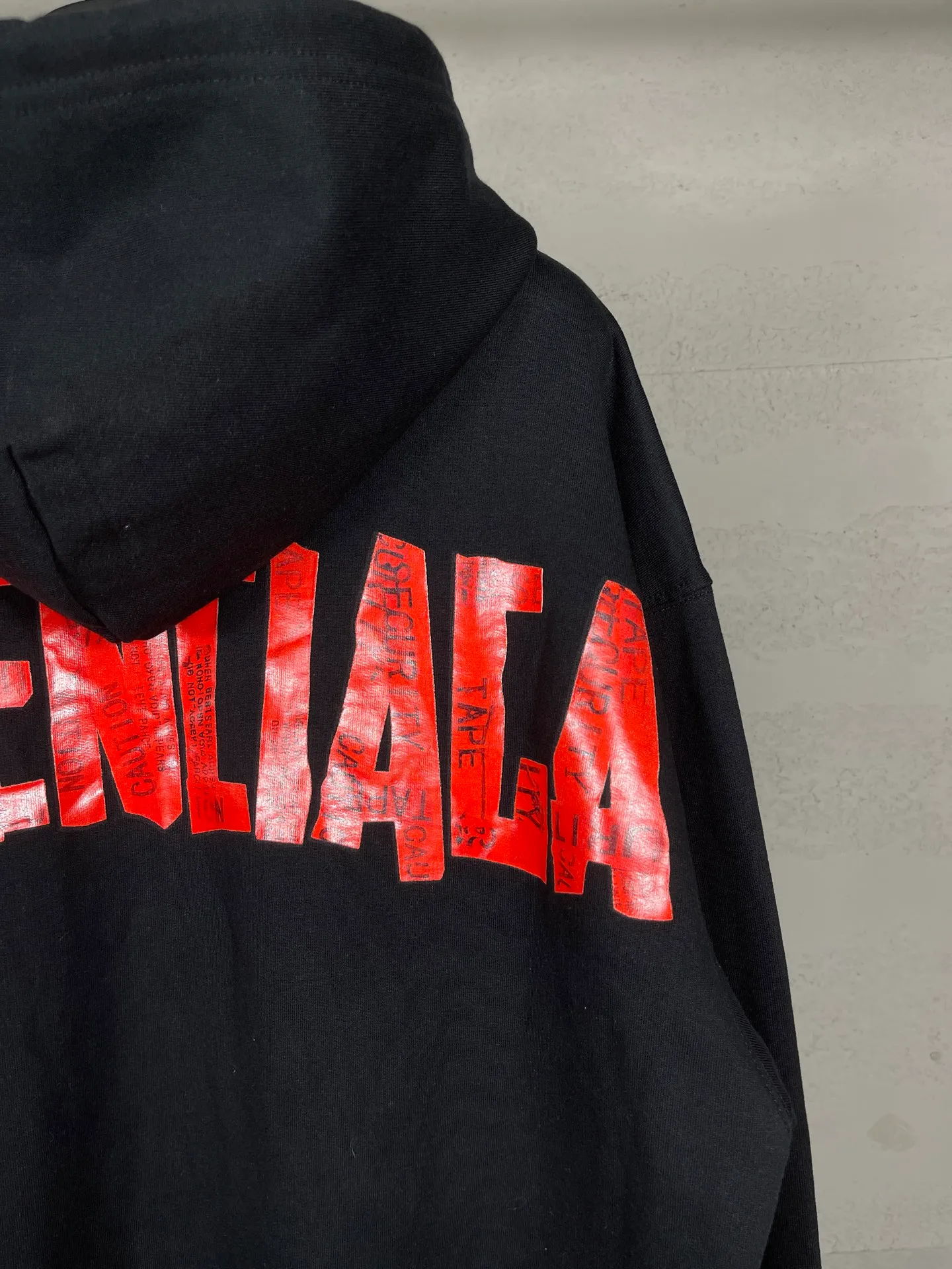 🅿️370 Detailed picture [Top version. Official website quality] BALENCI*GA/Paris. 25ss latest model. Masking tape, pulping, printing, washed, fried, distressed, cardigan zipper hooded sweatshirt. The brick cabinets are synchronized. The fabric is made of Paris ZP custom-woven and dyed cotton sweatshirt. Weighing 460 grams, the cloth surface is clean. The cloth pattern is clear, soft and comfortable, and the threads are dyed with no color difference. The classic pattern is printed with environmentally friendly imported materials, and the tape pattern is glued. The letters are clear and the effect is three-dimensional. Restored brick cabinets. Different market currencies, welcome to compare. The version adopts OS loose shoulder design. The same style for men and women. Code: BL259902 Color: black, off-white Size: XS S M L