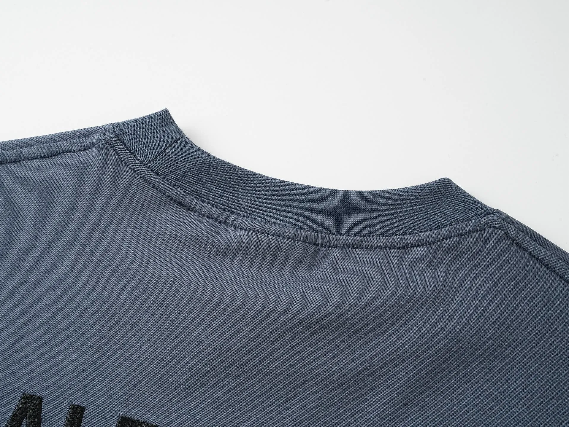 🅿️210 Real photos [Top version. Official website quality] BALENCI*GA/Paris #2025 new style. Front and back letter LOGO embroidery, hand-painted graffiti, distressed short-sleeved T-shirt, full of design. Welcome to compare. Notice! ️The fabric uses genuine environmentally friendly dyes, custom-woven and dyed 100% cotton double yarn, weight 260 grams, the cloth surface is clean. The cloth pattern is clear, soft and comfortable. The threads are dyed with no color difference. The classic letter LOGO is embroidered using imported Tajima embroidery machine. Ready-to-wear hand drawn doodles. Extra heavy craftsmanship. . Restore brick cabinets, adopt OS loose shoulder style. Same style for men and women. Code: BL253718 Color: dark gray blue Size: XS S M L