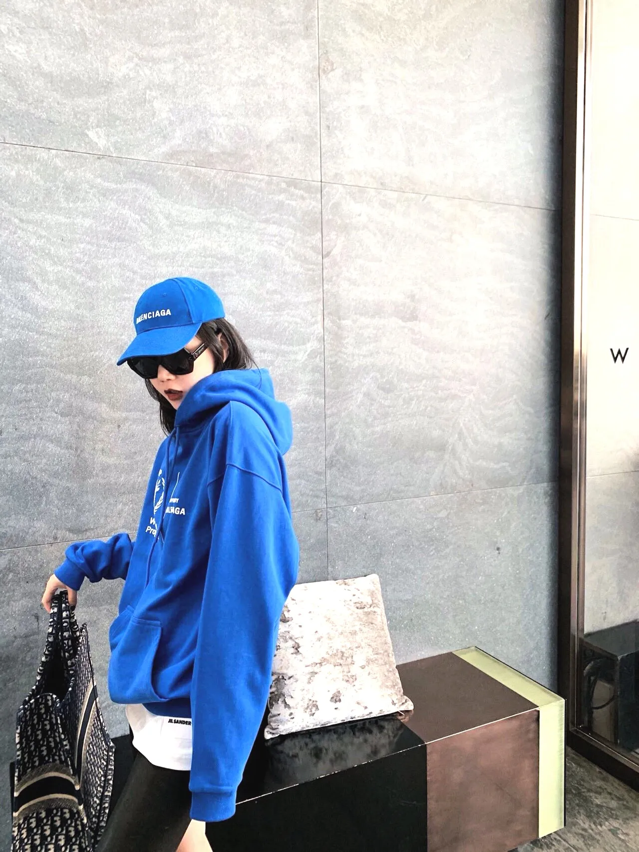 ♻️💯Reference model picture for the upper body❤️Top tested Balenciaga Balenciaga 21SS new WFP World Food Agency male and female couple star same style autumn and winter pure cotton hooded sweatshirt. The fabric is made of 480 grams of pure cotton terry material. It does not pill. It feels very good. Printed and dressed up dozens of times to achieve a 1:1 effect. They all use slurry imported from abroad. A proportion of foaming powder is added to the slurry to foam at high temperature. The printing embossing effect is very good, and the powder does not fall off or break. The front and rear panels are washable and environmentally friendly. The entire printing process takes a long time. The hem and cuffs are all customized threads. There is no error in dyeing in the same vat. The workmanship is perfect. The accessories are all customized. This year’s hot trend in the market. Many Internet celebrities have tops. Very trendy. The same OverSzie version for men and women. Color: black, pink, Klein blue, white. Size: XS-L P:450