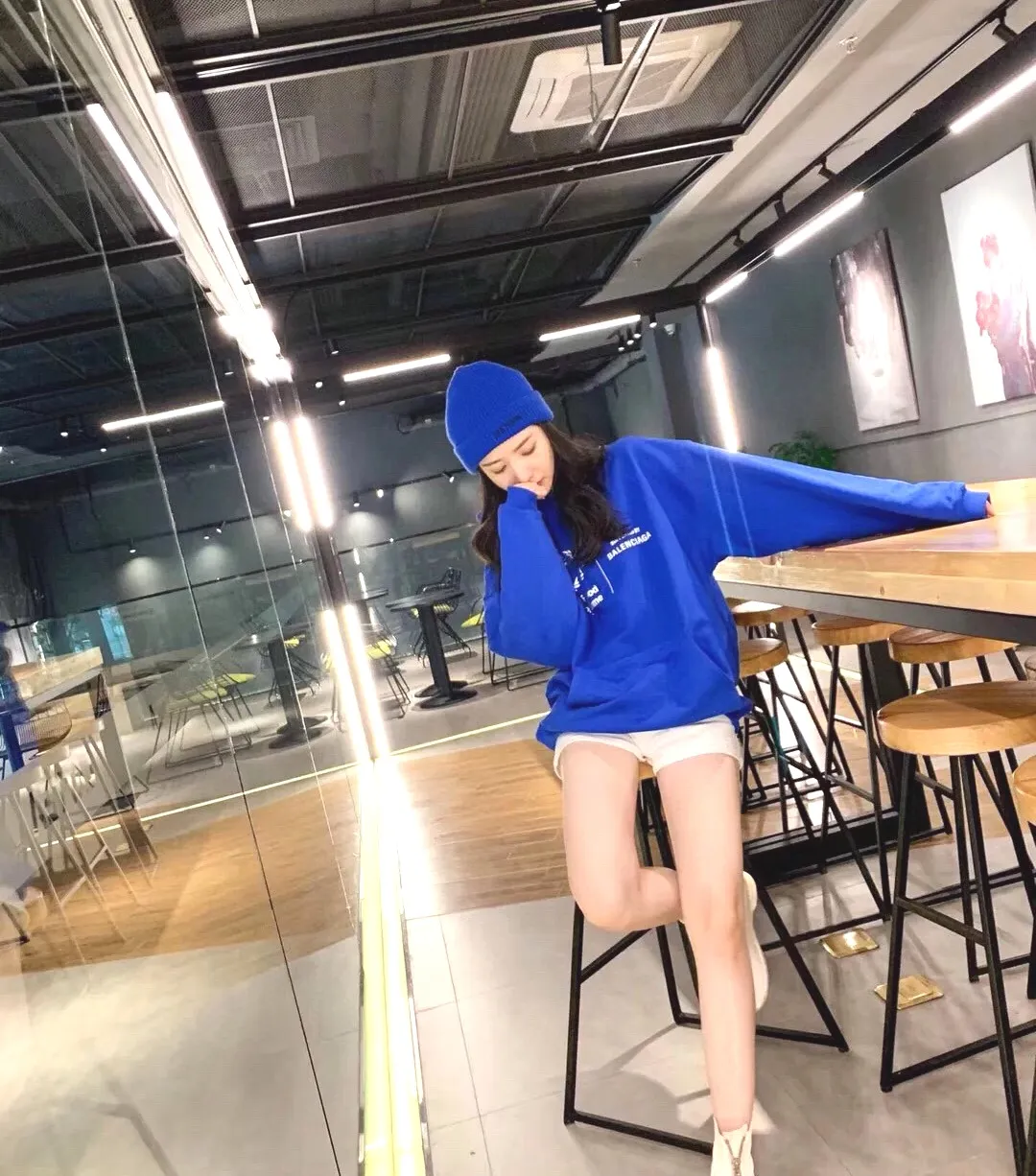 ♻️💯Reference model picture for the upper body❤️Top tested Balenciaga Balenciaga 21SS new WFP World Food Agency male and female couple star same style autumn and winter pure cotton hooded sweatshirt. The fabric is made of 480 grams of pure cotton terry material. It does not pill. It feels very good. Printed and dressed up dozens of times to achieve a 1:1 effect. They all use slurry imported from abroad. A proportion of foaming powder is added to the slurry to foam at high temperature. The printing embossing effect is very good, and the powder does not fall off or break. The front and rear panels are washable and environmentally friendly. The entire printing process takes a long time. The hem and cuffs are all customized threads. There is no error in dyeing in the same vat. The workmanship is perfect. The accessories are all customized. This year’s hot trend in the market. Many Internet celebrities have tops. Very trendy. The same OverSzie version for men and women. Color: black, pink, Klein blue, white. Size: XS-L P:450