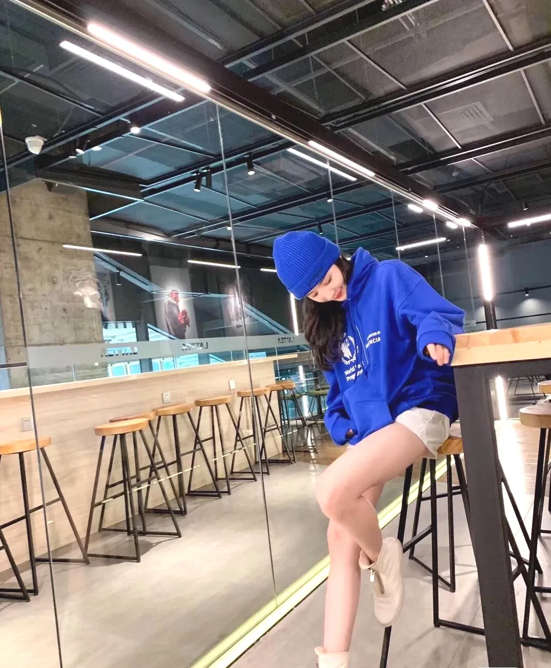 ♻️💯Reference model picture for the upper body❤️Top tested Balenciaga Balenciaga 21SS new WFP World Food Agency male and female couple star same style autumn and winter pure cotton hooded sweatshirt. The fabric is made of 480 grams of pure cotton terry material. It does not pill. It feels very good. Printed and dressed up dozens of times to achieve a 1:1 effect. They all use slurry imported from abroad. A proportion of foaming powder is added to the slurry to foam at high temperature. The printing embossing effect is very good, and the powder does not fall off or break. The front and rear panels are washable and environmentally friendly. The entire printing process takes a long time. The hem and cuffs are all customized threads. There is no error in dyeing in the same vat. The workmanship is perfect. The accessories are all customized. This year’s hot trend in the market. Many Internet celebrities have tops. Very trendy. The same OverSzie version for men and women. Color: black, pink, Klein blue, white. Size: XS-L P:450