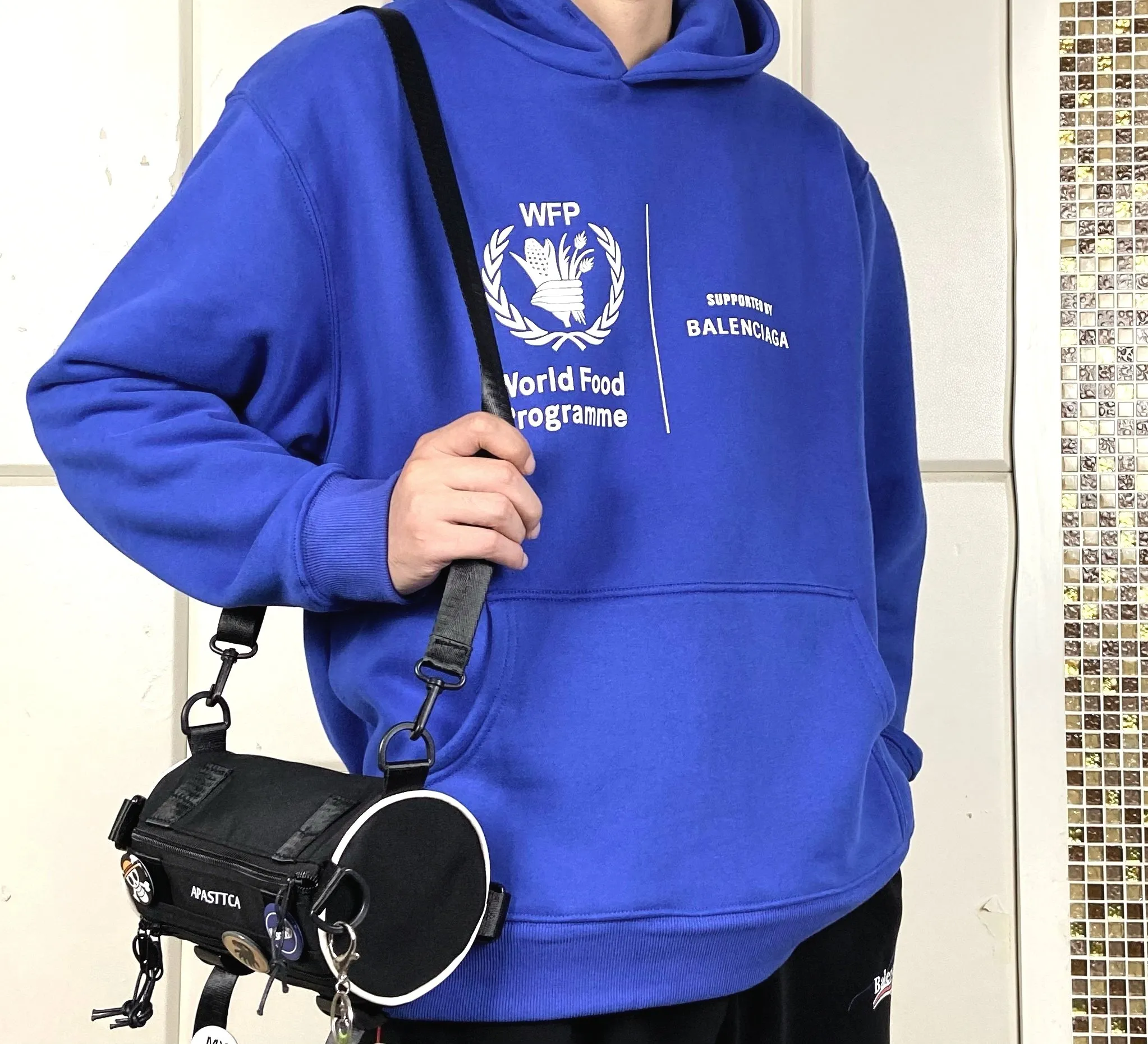 ♻️💯Reference model picture for the upper body❤️Top tested Balenciaga Balenciaga 21SS new WFP World Food Agency male and female couple star same style autumn and winter pure cotton hooded sweatshirt. The fabric is made of 480 grams of pure cotton terry material. It does not pill. It feels very good. Printed and dressed up dozens of times to achieve a 1:1 effect. They all use slurry imported from abroad. A proportion of foaming powder is added to the slurry to foam at high temperature. The printing embossing effect is very good, and the powder does not fall off or break. The front and rear panels are washable and environmentally friendly. The entire printing process takes a long time. The hem and cuffs are all customized threads. There is no error in dyeing in the same vat. The workmanship is perfect. The accessories are all customized. This year’s hot trend in the market. Many Internet celebrities have tops. Very trendy. The same OverSzie version for men and women. Color: black, pink, Klein blue, white. Size: XS-L P:450