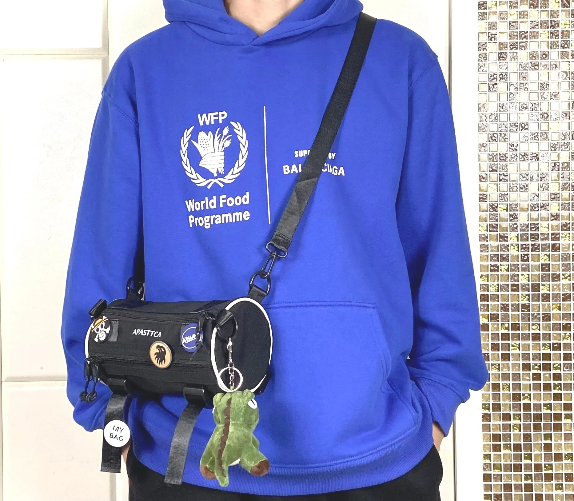 ♻️💯Reference model picture for the upper body❤️Top tested Balenciaga Balenciaga 21SS new WFP World Food Agency male and female couple star same style autumn and winter pure cotton hooded sweatshirt. The fabric is made of 480 grams of pure cotton terry material. It does not pill. It feels very good. Printed and dressed up dozens of times to achieve a 1:1 effect. They all use slurry imported from abroad. A proportion of foaming powder is added to the slurry to foam at high temperature. The printing embossing effect is very good, and the powder does not fall off or break. The front and rear panels are washable and environmentally friendly. The entire printing process takes a long time. The hem and cuffs are all customized threads. There is no error in dyeing in the same vat. The workmanship is perfect. The accessories are all customized. This year’s hot trend in the market. Many Internet celebrities have tops. Very trendy. The same OverSzie version for men and women. Color: black, pink, Klein blue, white. Size: XS-L P:450