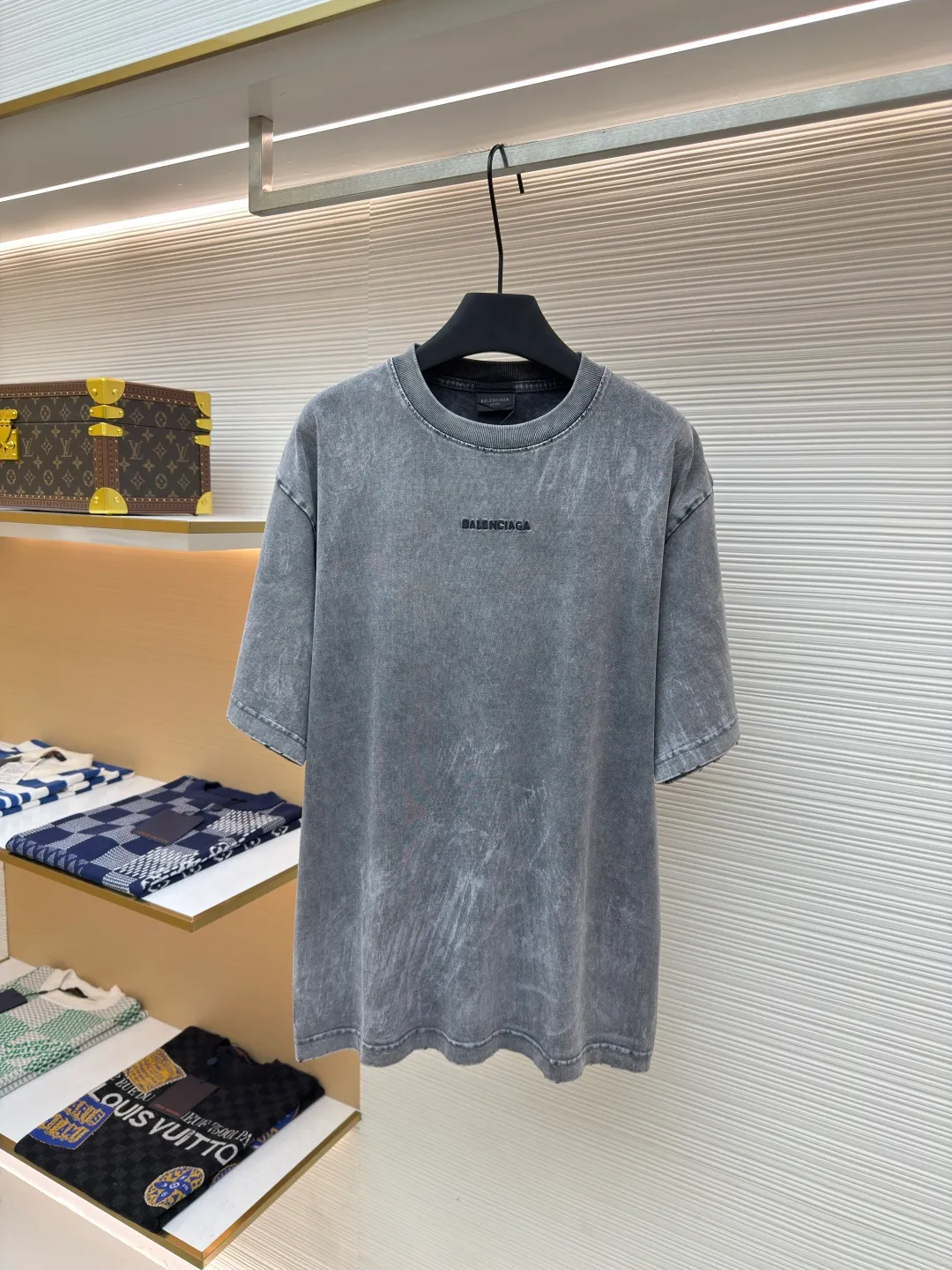Balenciaga washed and distressed short-sleeved paint-splashed ink embroidered letters ●Authentic product: purchased and developed by 4519 ●Item No.: 1680391-A15 ●Fabric: Retro jersey fabric ●Technology: washed and distressed ●Version: loose fit ●Weight: about 380 grams ●Size: The whole dress was dismantled and made by purchasing ZP for 7000. Customized retro plain knitted fabric with 100% imported cotton yarn. The whole dress is washed and designed with an old and frayed effect. The front and back panels are decorated with BCA three-dimensional embroidered letter logo design. The cuffs, neckline and hem are frayed. The double-layer seam is high-density and the threads are routed. It is truly a 1:1 copy. You can enter it with your eyes closed. The overall wiring is straight and delicate, the fabric is comfortable and soft, and the color is consistent without color difference. It can be matched with the same style to create a fashionable look and control various occasions. Customized accessories, complete with three standards, same style for men and women!