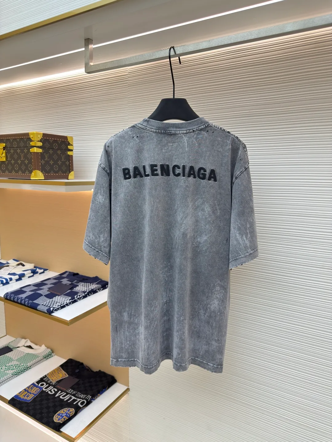 Balenciaga washed and distressed short-sleeved paint-splashed ink embroidered letters ●Authentic product: purchased and developed by 4519 ●Item No.: 1680391-A15 ●Fabric: Retro jersey fabric ●Technology: washed and distressed ●Version: loose fit ●Weight: about 380 grams ●Size: The whole dress was dismantled and made by purchasing ZP for 7000. Customized retro plain knitted fabric with 100% imported cotton yarn. The whole dress is washed and designed with an old and frayed effect. The front and back panels are decorated with BCA three-dimensional embroidered letter logo design. The cuffs, neckline and hem are frayed. The double-layer seam is high-density and the threads are routed. It is truly a 1:1 copy. You can enter it with your eyes closed. The overall wiring is straight and delicate, the fabric is comfortable and soft, and the color is consistent without color difference. It can be matched with the same style to create a fashionable look and control various occasions. Customized accessories, complete with three standards, same style for men and women!