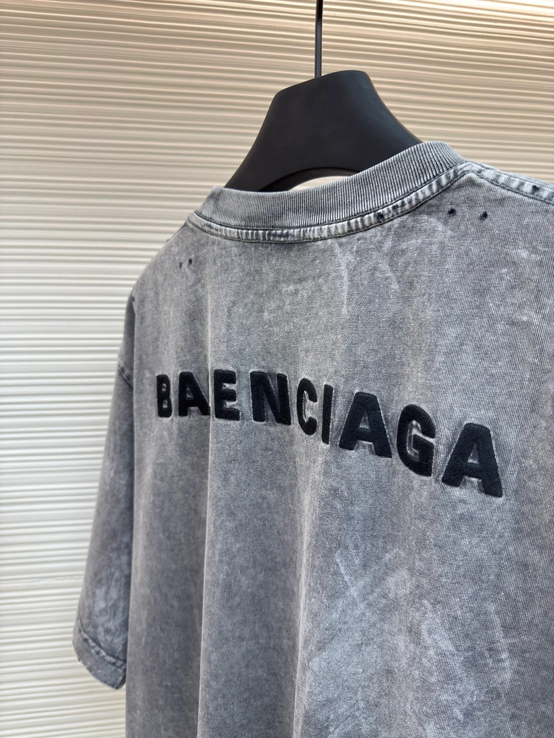 Balenciaga washed and distressed short-sleeved paint-splashed ink embroidered letters ●Authentic product: purchased and developed by 4519 ●Item No.: 1680391-A15 ●Fabric: Retro jersey fabric ●Technology: washed and distressed ●Version: loose fit ●Weight: about 380 grams ●Size: The whole dress was dismantled and made by purchasing ZP for 7000. Customized retro plain knitted fabric with 100% imported cotton yarn. The whole dress is washed and designed with an old and frayed effect. The front and back panels are decorated with BCA three-dimensional embroidered letter logo design. The cuffs, neckline and hem are frayed. The double-layer seam is high-density and the threads are routed. It is truly a 1:1 copy. You can enter it with your eyes closed. The overall wiring is straight and delicate, the fabric is comfortable and soft, and the color is consistent without color difference. It can be matched with the same style to create a fashionable look and control various occasions. Customized accessories, complete with three standards, same style for men and women!