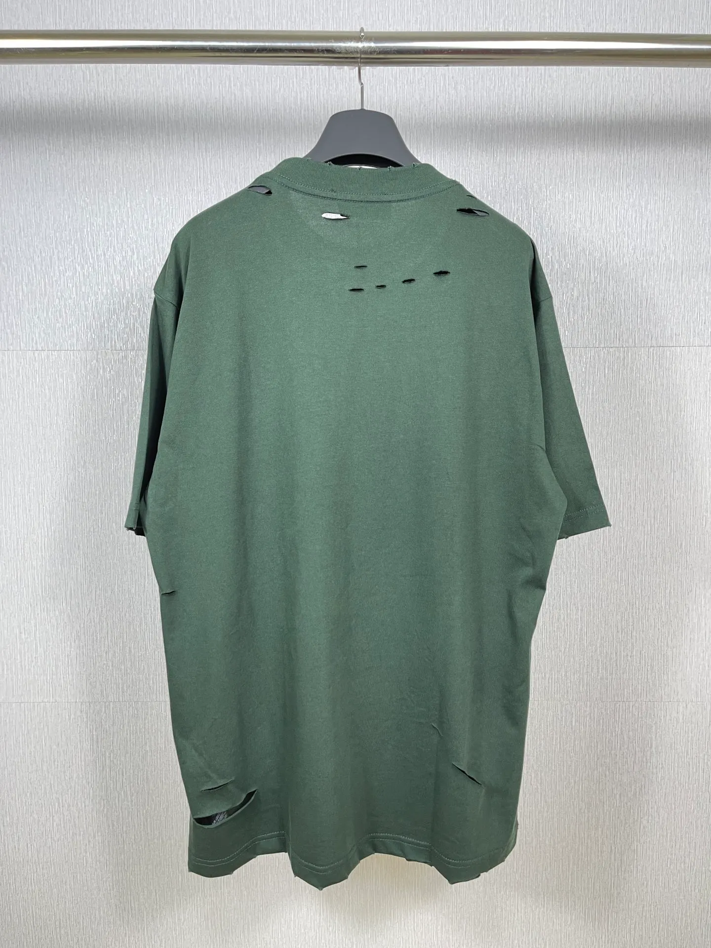 🅿️166 Actual pictures [Top version. Official website quality] BALENCI*GA/Paris. Classic letter LOGO printed ready-to-wear, washed, distressed, hole-cut, short-sleeved T-shirt. Brick cabinet synchronization. The fabric is made of Paris ZP custom-woven and dyed 100% cotton double yarn compact cotton. The weight is 260 grams, the cloth surface is clean. The cloth pattern is clear, soft and comfortable. The threads are dyed with no color difference. The classic pattern is printed with environmentally friendly imported materials, straight cracks and cracked glue. Precision printing screen, the letters are clear and the effect is three-dimensional. Restored brick cabinet. Ready-made clothes are washed and aged, hand-cut and polished by multiple workers. Production is carried out by heavy craftsmanship. Different market currencies are welcome. Comparisons are welcome. The version adopts OS loose shoulder design. Same style for men and women. Coding: BL223033 Color: black, white, dark coffee, purple, lake blue, red, green Size: XS to L