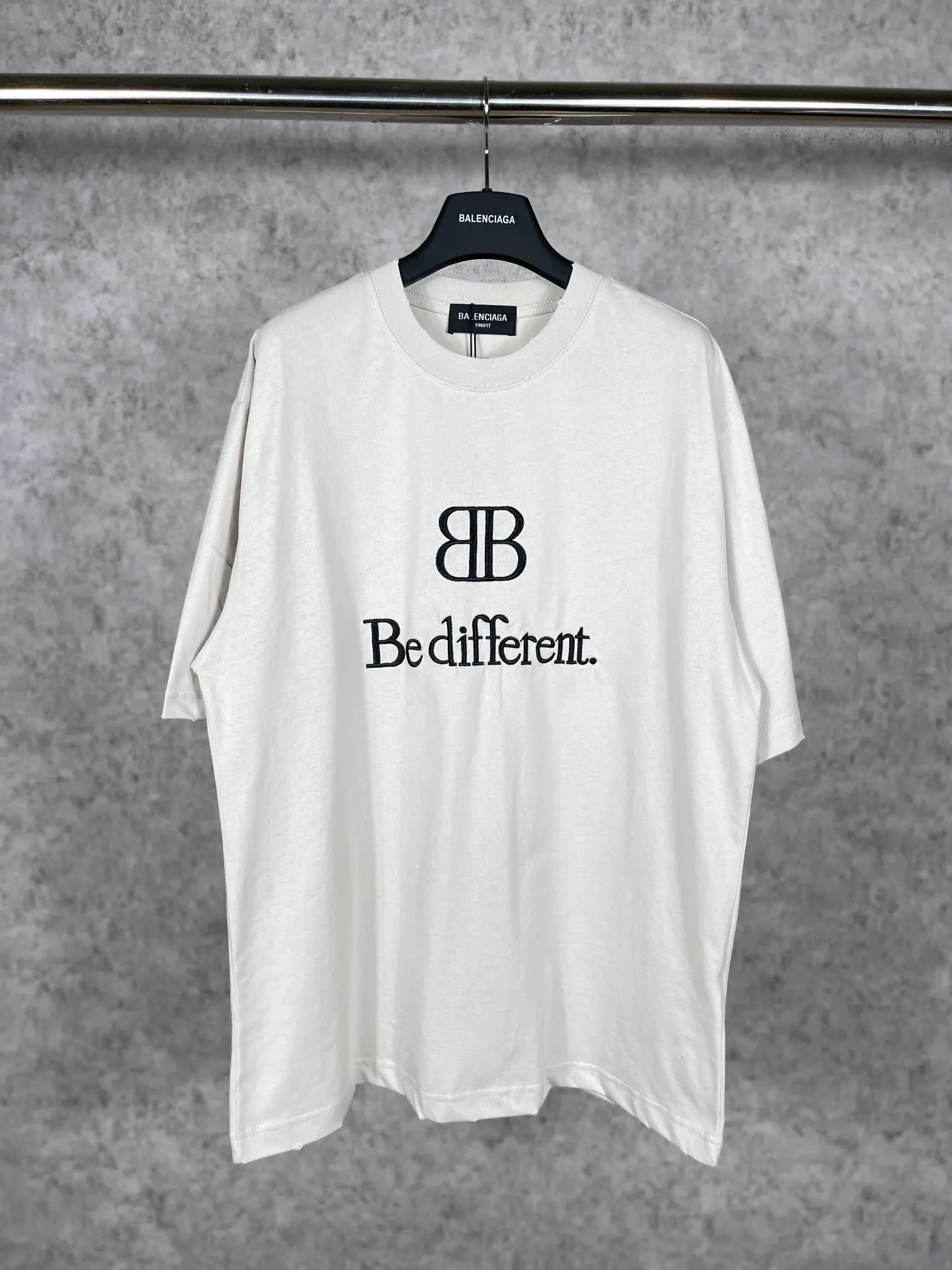 🅿️176 Actual pictures [Top version. Official website quality] BALENCI*GA/Paris #BB emblem embroidered short-sleeved T-shirt# The fabric is made of Paris ZP custom-woven and dyed cotton double yarn. Weighing 260 grams, the cloth surface is clean. The cloth pattern is clear, soft and comfortable. The color fastness is good. It is not easy to change color. The threads are dyed with no color difference. The BB pattern letter embroidery uses imported embroidery machines, and the letters are three-dimensional and full. It is produced according to the pictures in the Jubie market. The finished product is washed. The collar, collar and hem of the garment are frayed and worn. The letters are clear. The three-dimensional effect is strong. The version adopts the OS loose shoulder design. The same style for men and women. Code: BL223005 Color: washed black, lime Size: XS S M L