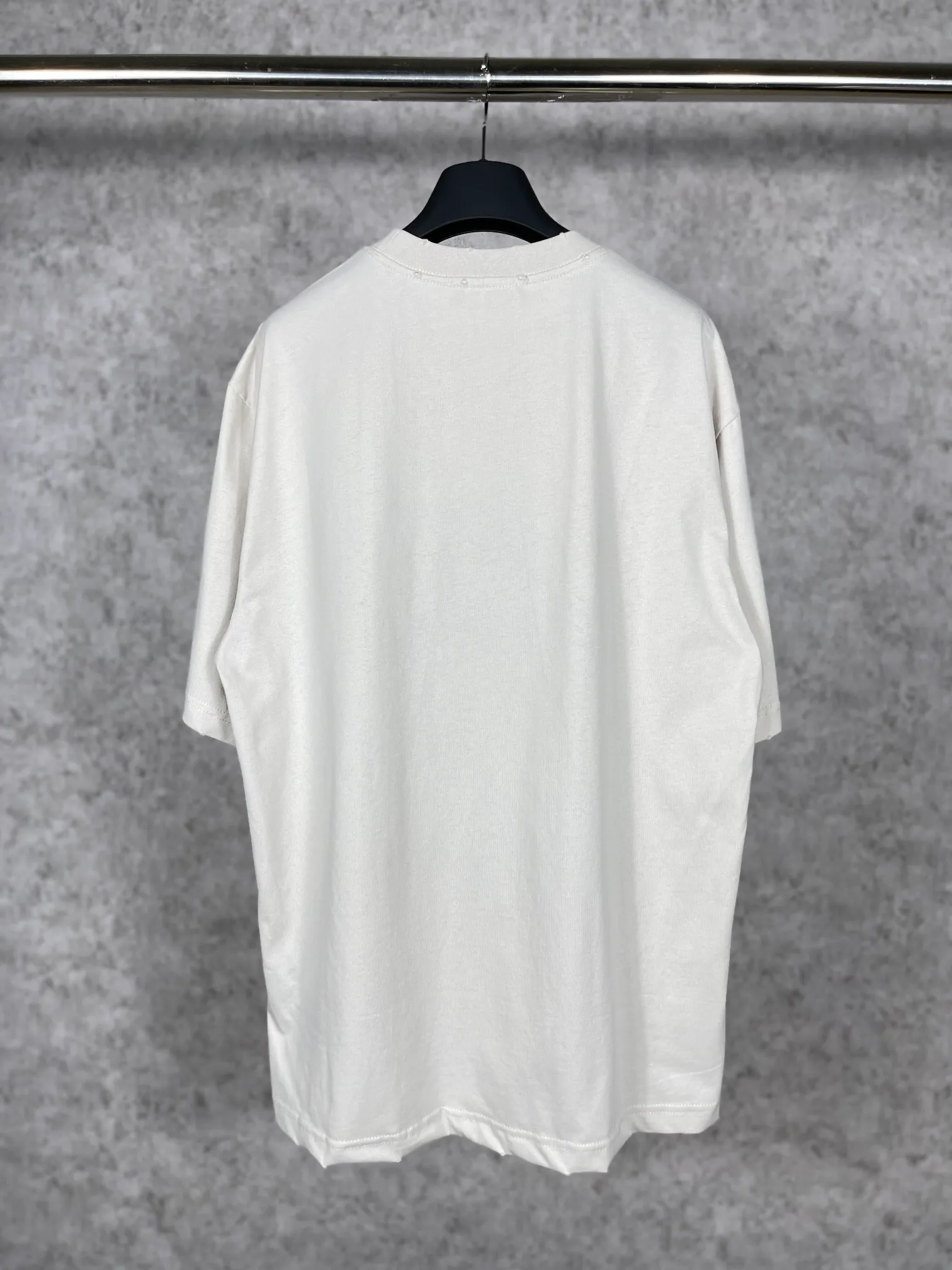 🅿️176 Actual pictures [Top version. Official website quality] BALENCI*GA/Paris #BB emblem embroidered short-sleeved T-shirt# The fabric is made of Paris ZP custom-woven and dyed cotton double yarn. Weighing 260 grams, the cloth surface is clean. The cloth pattern is clear, soft and comfortable. The color fastness is good. It is not easy to change color. The threads are dyed with no color difference. The BB pattern letter embroidery uses imported embroidery machines, and the letters are three-dimensional and full. It is produced according to the pictures in the Jubie market. The finished product is washed. The collar, collar and hem of the garment are frayed and worn. The letters are clear. The three-dimensional effect is strong. The version adopts the OS loose shoulder design. The same style for men and women. Code: BL223005 Color: washed black, lime Size: XS S M L