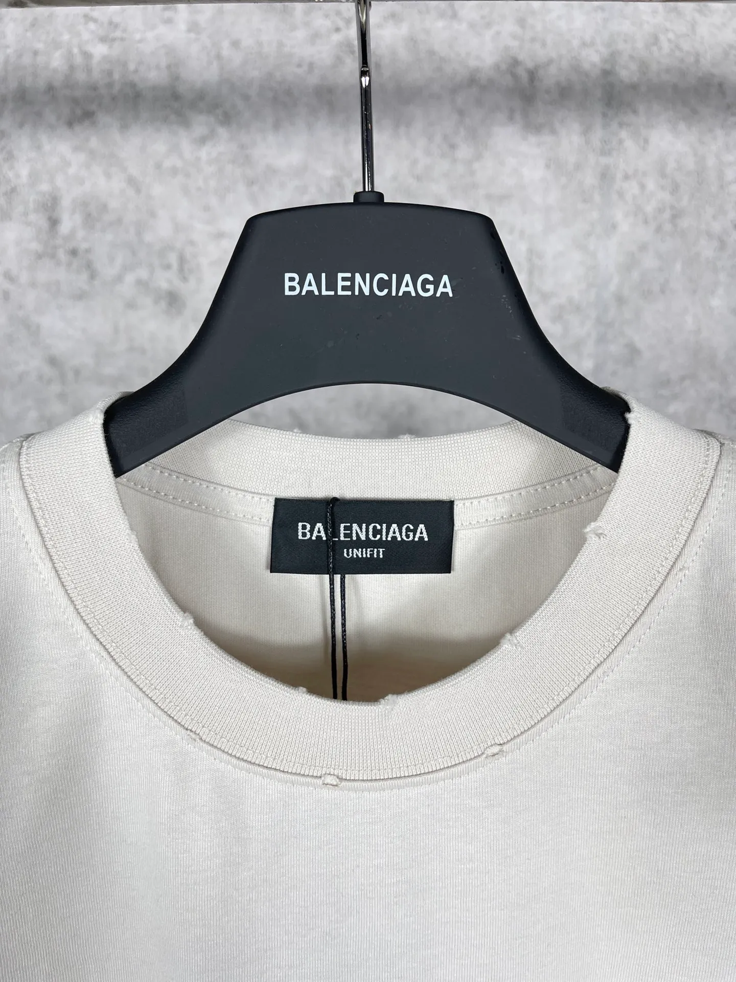 🅿️176 Actual pictures [Top version. Official website quality] BALENCI*GA/Paris #BB emblem embroidered short-sleeved T-shirt# The fabric is made of Paris ZP custom-woven and dyed cotton double yarn. Weighing 260 grams, the cloth surface is clean. The cloth pattern is clear, soft and comfortable. The color fastness is good. It is not easy to change color. The threads are dyed with no color difference. The BB pattern letter embroidery uses imported embroidery machines, and the letters are three-dimensional and full. It is produced according to the pictures in the Jubie market. The finished product is washed. The collar, collar and hem of the garment are frayed and worn. The letters are clear. The three-dimensional effect is strong. The version adopts the OS loose shoulder design. The same style for men and women. Code: BL223005 Color: washed black, lime Size: XS S M L