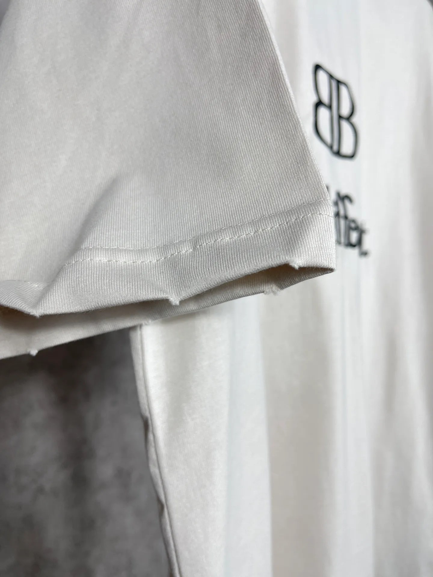 🅿️176 Actual pictures [Top version. Official website quality] BALENCI*GA/Paris #BB emblem embroidered short-sleeved T-shirt# The fabric is made of Paris ZP custom-woven and dyed cotton double yarn. Weighing 260 grams, the cloth surface is clean. The cloth pattern is clear, soft and comfortable. The color fastness is good. It is not easy to change color. The threads are dyed with no color difference. The BB pattern letter embroidery uses imported embroidery machines, and the letters are three-dimensional and full. It is produced according to the pictures in the Jubie market. The finished product is washed. The collar, collar and hem of the garment are frayed and worn. The letters are clear. The three-dimensional effect is strong. The version adopts the OS loose shoulder design. The same style for men and women. Code: BL223005 Color: washed black, lime Size: XS S M L