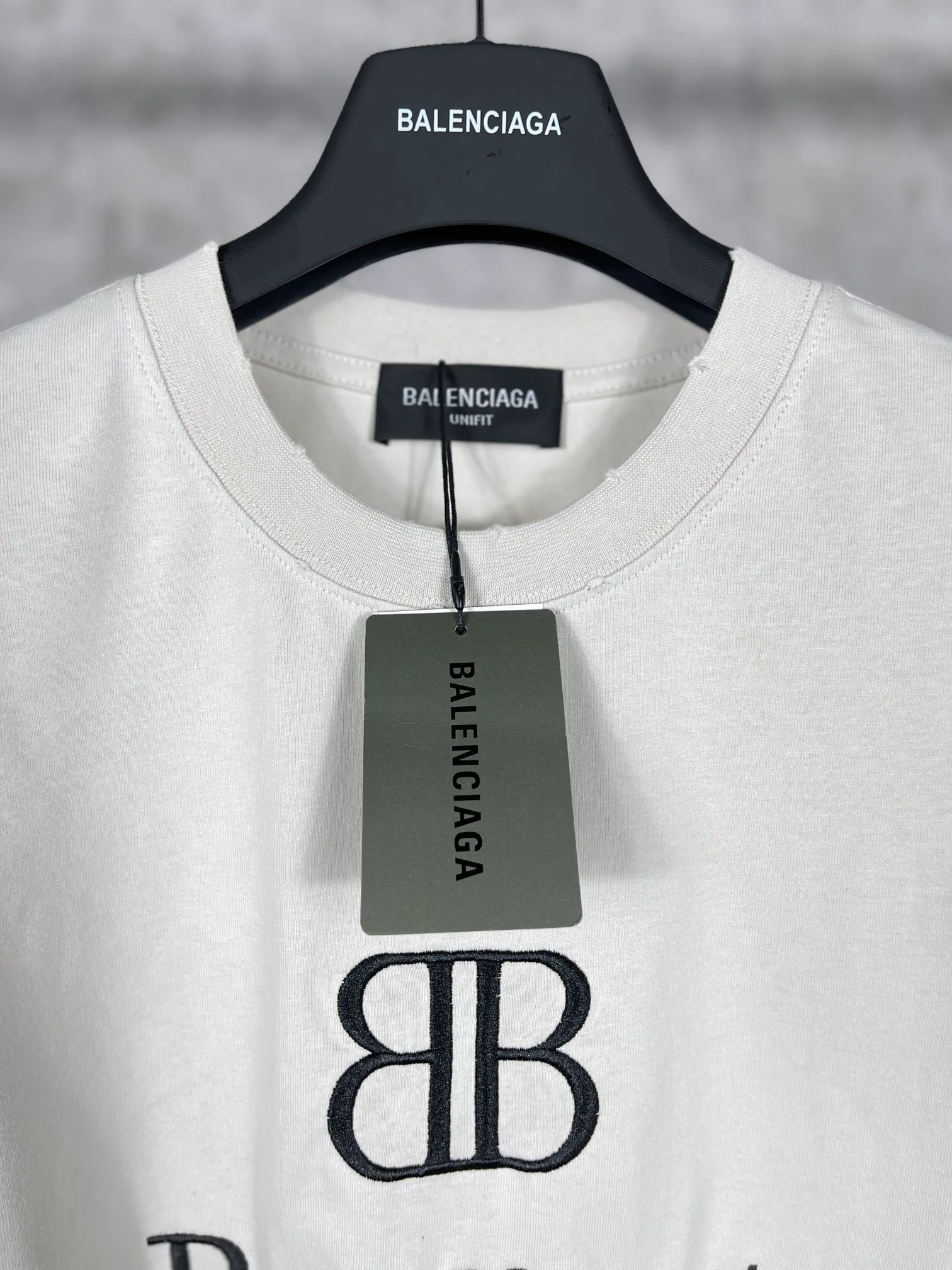 🅿️176 Actual pictures [Top version. Official website quality] BALENCI*GA/Paris #BB emblem embroidered short-sleeved T-shirt# The fabric is made of Paris ZP custom-woven and dyed cotton double yarn. Weighing 260 grams, the cloth surface is clean. The cloth pattern is clear, soft and comfortable. The color fastness is good. It is not easy to change color. The threads are dyed with no color difference. The BB pattern letter embroidery uses imported embroidery machines, and the letters are three-dimensional and full. It is produced according to the pictures in the Jubie market. The finished product is washed. The collar, collar and hem of the garment are frayed and worn. The letters are clear. The three-dimensional effect is strong. The version adopts the OS loose shoulder design. The same style for men and women. Code: BL223005 Color: washed black, lime Size: XS S M L