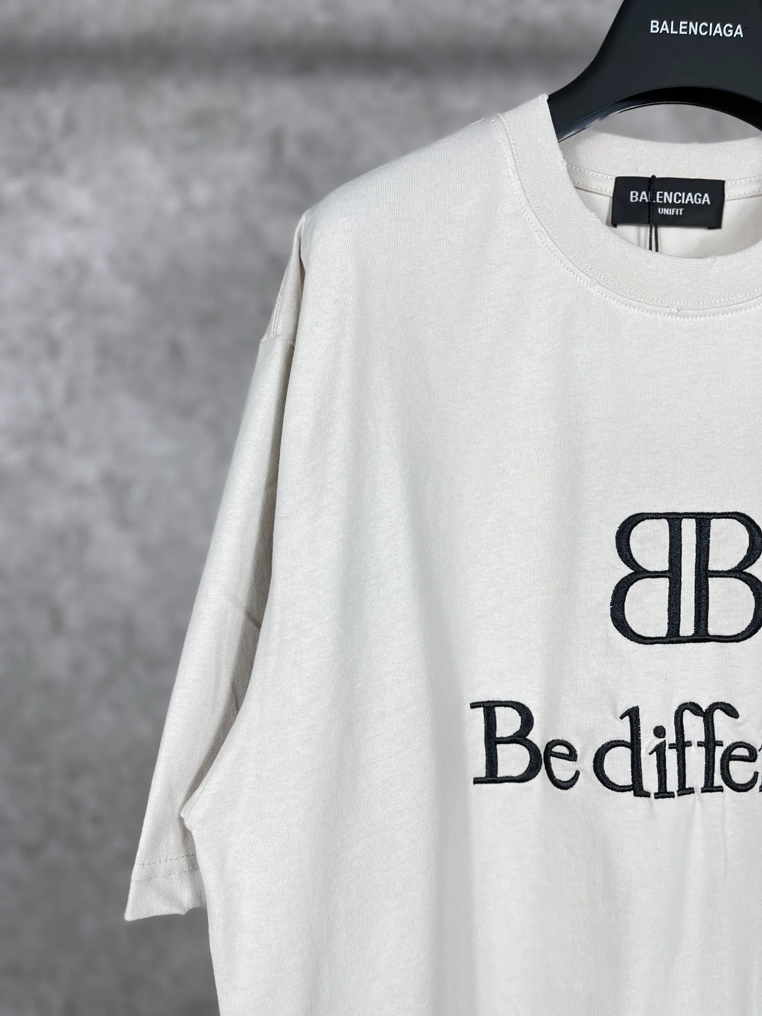 🅿️176 Actual pictures [Top version. Official website quality] BALENCI*GA/Paris #BB emblem embroidered short-sleeved T-shirt# The fabric is made of Paris ZP custom-woven and dyed cotton double yarn. Weighing 260 grams, the cloth surface is clean. The cloth pattern is clear, soft and comfortable. The color fastness is good. It is not easy to change color. The threads are dyed with no color difference. The BB pattern letter embroidery uses imported embroidery machines, and the letters are three-dimensional and full. It is produced according to the pictures in the Jubie market. The finished product is washed. The collar, collar and hem of the garment are frayed and worn. The letters are clear. The three-dimensional effect is strong. The version adopts the OS loose shoulder design. The same style for men and women. Code: BL223005 Color: washed black, lime Size: XS S M L