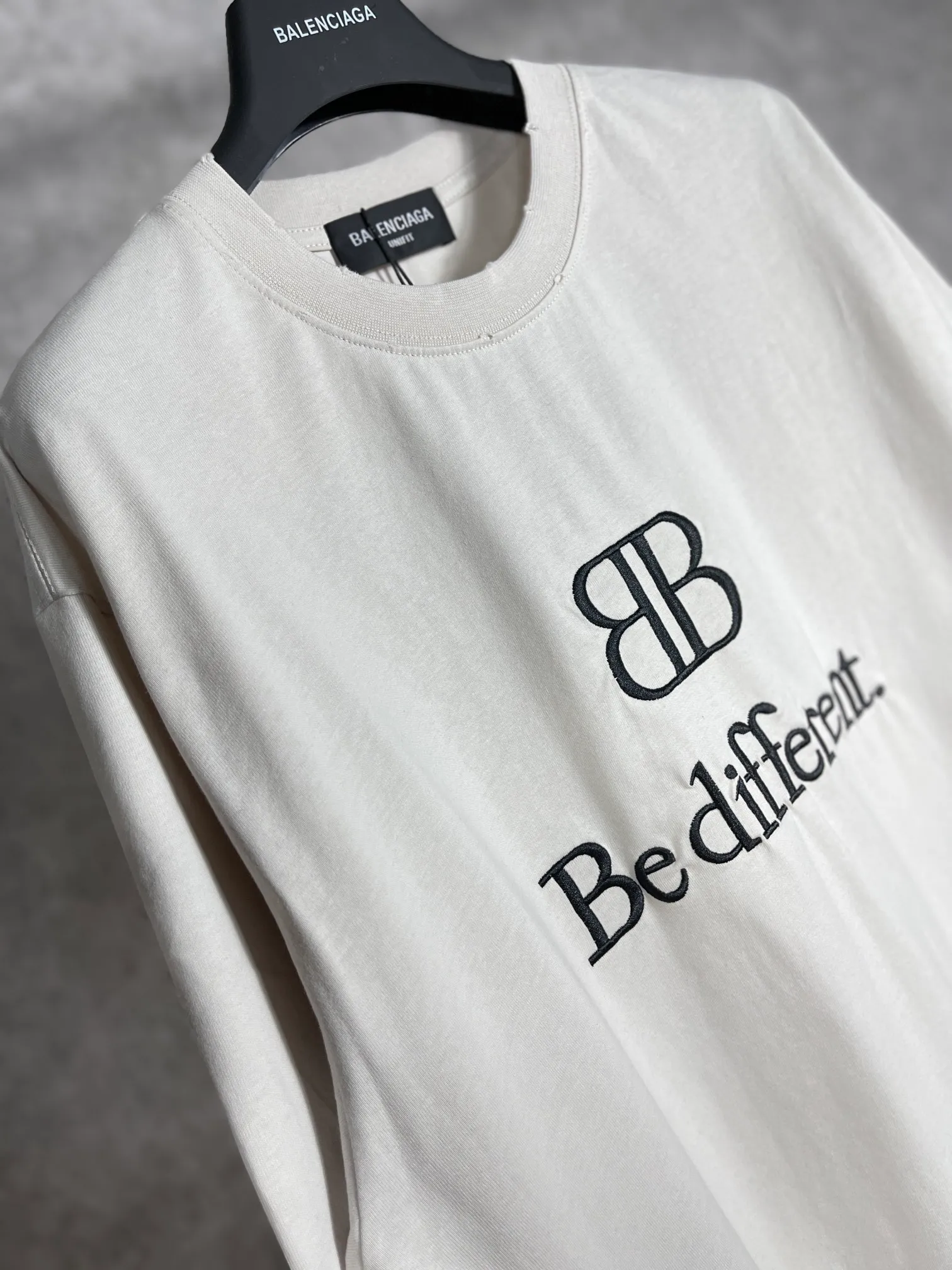 🅿️176 Actual pictures [Top version. Official website quality] BALENCI*GA/Paris #BB emblem embroidered short-sleeved T-shirt# The fabric is made of Paris ZP custom-woven and dyed cotton double yarn. Weighing 260 grams, the cloth surface is clean. The cloth pattern is clear, soft and comfortable. The color fastness is good. It is not easy to change color. The threads are dyed with no color difference. The BB pattern letter embroidery uses imported embroidery machines, and the letters are three-dimensional and full. It is produced according to the pictures in the Jubie market. The finished product is washed. The collar, collar and hem of the garment are frayed and worn. The letters are clear. The three-dimensional effect is strong. The version adopts the OS loose shoulder design. The same style for men and women. Code: BL223005 Color: washed black, lime Size: XS S M L