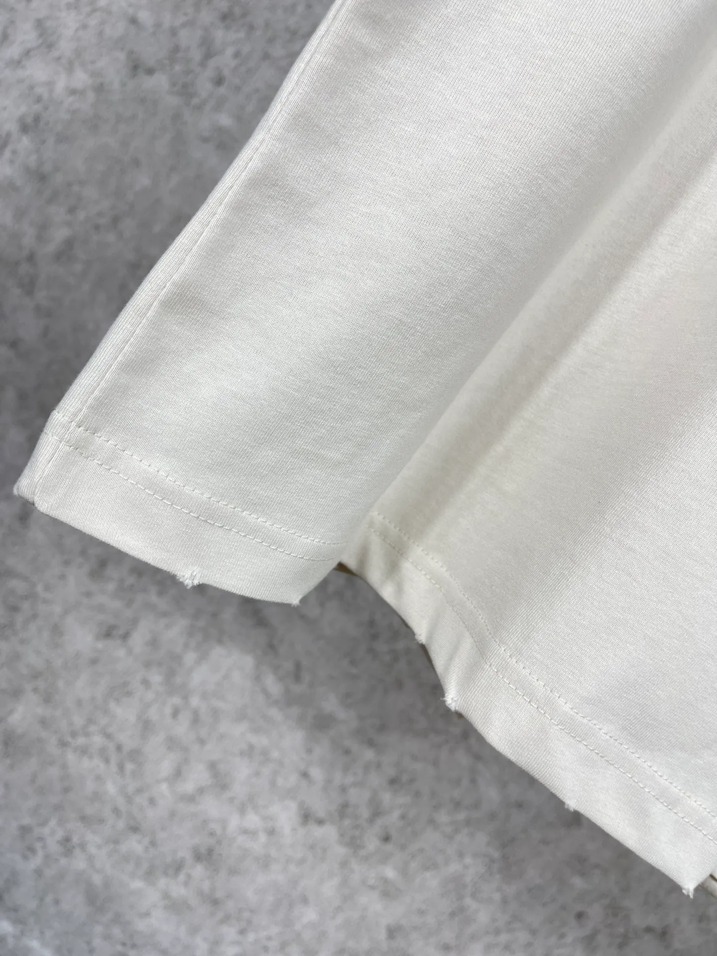 🅿️176 Actual pictures [Top version. Official website quality] BALENCI*GA/Paris #BB emblem embroidered short-sleeved T-shirt# The fabric is made of Paris ZP custom-woven and dyed cotton double yarn. Weighing 260 grams, the cloth surface is clean. The cloth pattern is clear, soft and comfortable. The color fastness is good. It is not easy to change color. The threads are dyed with no color difference. The BB pattern letter embroidery uses imported embroidery machines, and the letters are three-dimensional and full. It is produced according to the pictures in the Jubie market. The finished product is washed. The collar, collar and hem of the garment are frayed and worn. The letters are clear. The three-dimensional effect is strong. The version adopts the OS loose shoulder design. The same style for men and women. Code: BL223005 Color: washed black, lime Size: XS S M L