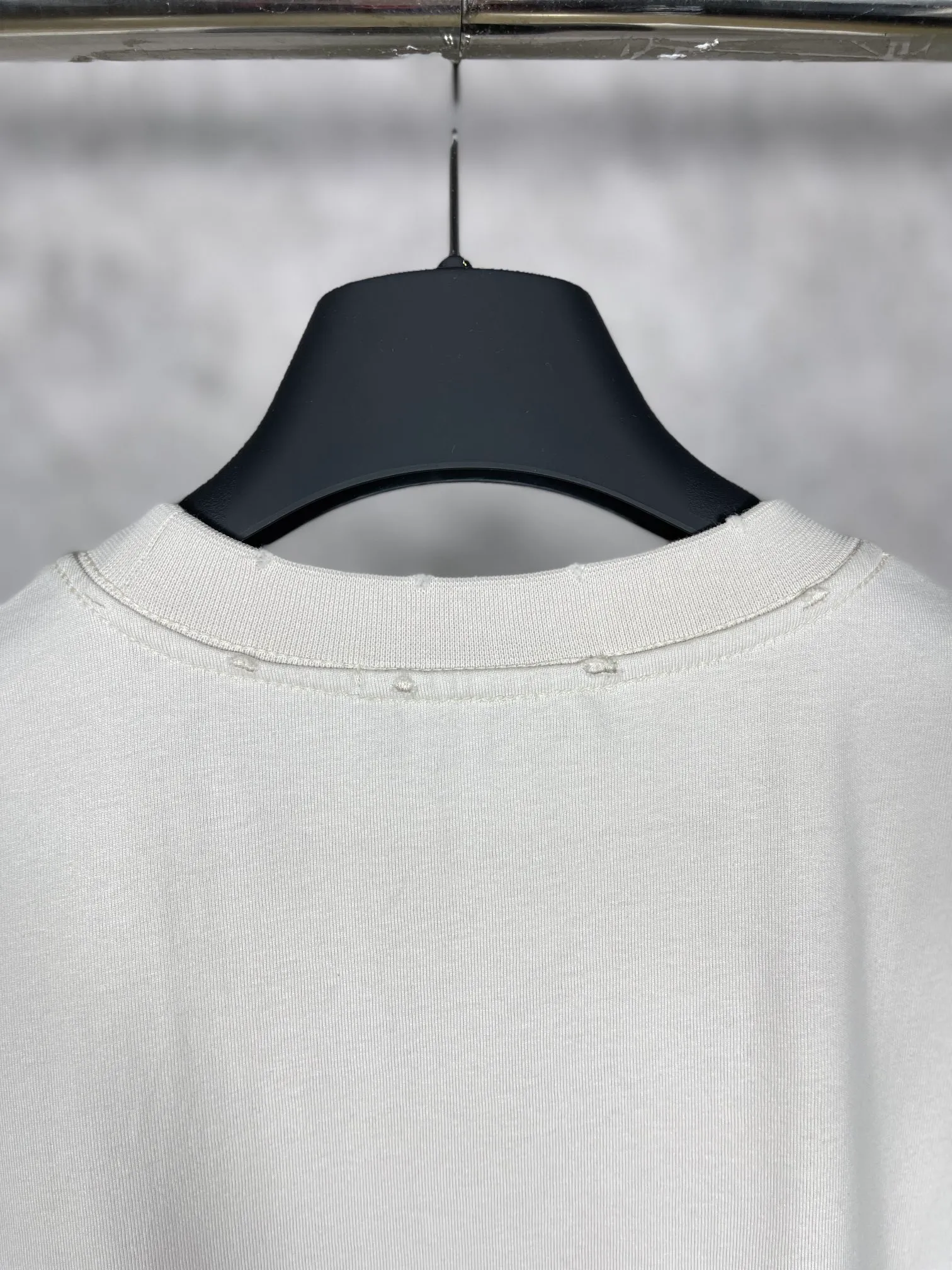 🅿️176 Actual pictures [Top version. Official website quality] BALENCI*GA/Paris #BB emblem embroidered short-sleeved T-shirt# The fabric is made of Paris ZP custom-woven and dyed cotton double yarn. Weighing 260 grams, the cloth surface is clean. The cloth pattern is clear, soft and comfortable. The color fastness is good. It is not easy to change color. The threads are dyed with no color difference. The BB pattern letter embroidery uses imported embroidery machines, and the letters are three-dimensional and full. It is produced according to the pictures in the Jubie market. The finished product is washed. The collar, collar and hem of the garment are frayed and worn. The letters are clear. The three-dimensional effect is strong. The version adopts the OS loose shoulder design. The same style for men and women. Code: BL223005 Color: washed black, lime Size: XS S M L