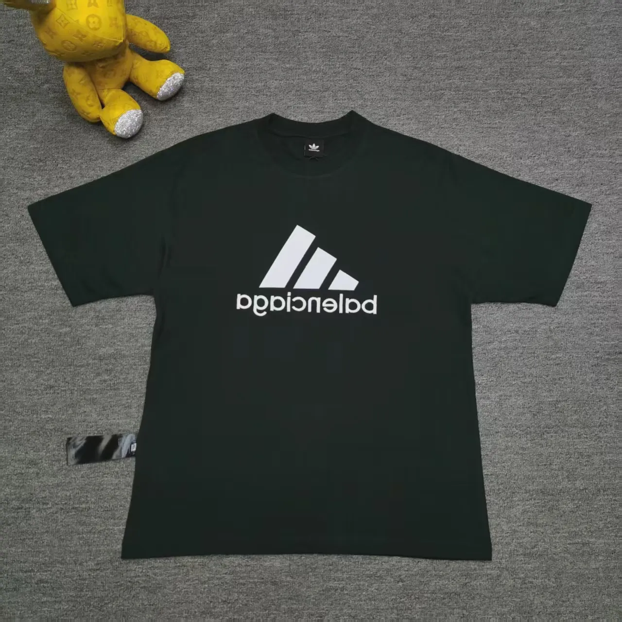[New arrival] Top-quality and tested version BALENCIAGA/ADIDAS co-branded Adidas embroidered letters round neck short-sleeved T-shirt, a hot trend at the moment🔥Quality ceiling It seems to be a simple printing or embroidery, but it is not simple at all. 100% imported machine restoration, details, workmanship and fabrics are consistent with the original ones. Guaranteed no color difference with the counter. Feel free to compare ⚠️Note that the threaded necklines are all original collars of a certain Paris and a certain country. High wrapping degree The width of the neckline and cabinets are accurate to the millimeter. Thick necklines are not easily deformed. The collars of high-end goods are restored to cabinets. This distinguishes the large collars of ordinary garbage in the world. ⚠️Different styles of washed wheat main wheat, including imported wheat, have different colors and codes. Really restore the counter. As we all know, Balenciaga has different English or color on the collar labels of each season. It distinguishes the fast food products of the world's uniform main wheat washed wheat. ⚠️Pay attention to the workmanship. There are no folds in the stitching at the neckline, smooth and natural without overlapping lines. True restoration ⚠️The fabric is made of 280g Paris-specific double yarn. It is really incomparable with the ordinary version on the market. Correct printing details. Correct double yarn with high weight thread. Correct packaging details. All-round restoration of workmanship. All-round restoration of packaging. P:270 Color: Black White Green SIZE: XS-S-M-L