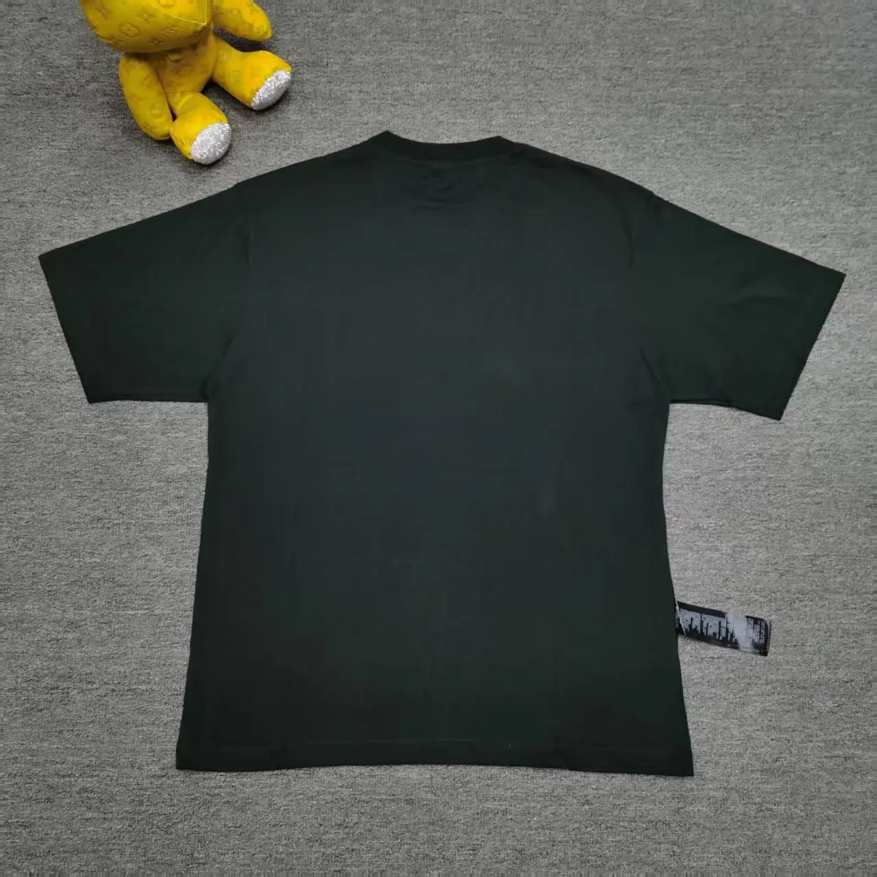 [New arrival] Top-quality and tested version BALENCIAGA/ADIDAS co-branded Adidas embroidered letters round neck short-sleeved T-shirt, a hot trend at the moment🔥Quality ceiling It seems to be a simple printing or embroidery, but it is not simple at all. 100% imported machine restoration, details, workmanship and fabrics are consistent with the original ones. Guaranteed no color difference with the counter. Feel free to compare ⚠️Note that the threaded necklines are all original collars of a certain Paris and a certain country. High wrapping degree The width of the neckline and cabinets are accurate to the millimeter. Thick necklines are not easily deformed. The collars of high-end goods are restored to cabinets. This distinguishes the large collars of ordinary garbage in the world. ⚠️Different styles of washed wheat main wheat, including imported wheat, have different colors and codes. Really restore the counter. As we all know, Balenciaga has different English or color on the collar labels of each season. It distinguishes the fast food products of the world's uniform main wheat washed wheat. ⚠️Pay attention to the workmanship. There are no folds in the stitching at the neckline, smooth and natural without overlapping lines. True restoration ⚠️The fabric is made of 280g Paris-specific double yarn. It is really incomparable with the ordinary version on the market. Correct printing details. Correct double yarn with high weight thread. Correct packaging details. All-round restoration of workmanship. All-round restoration of packaging. P:270 Color: Black White Green SIZE: XS-S-M-L