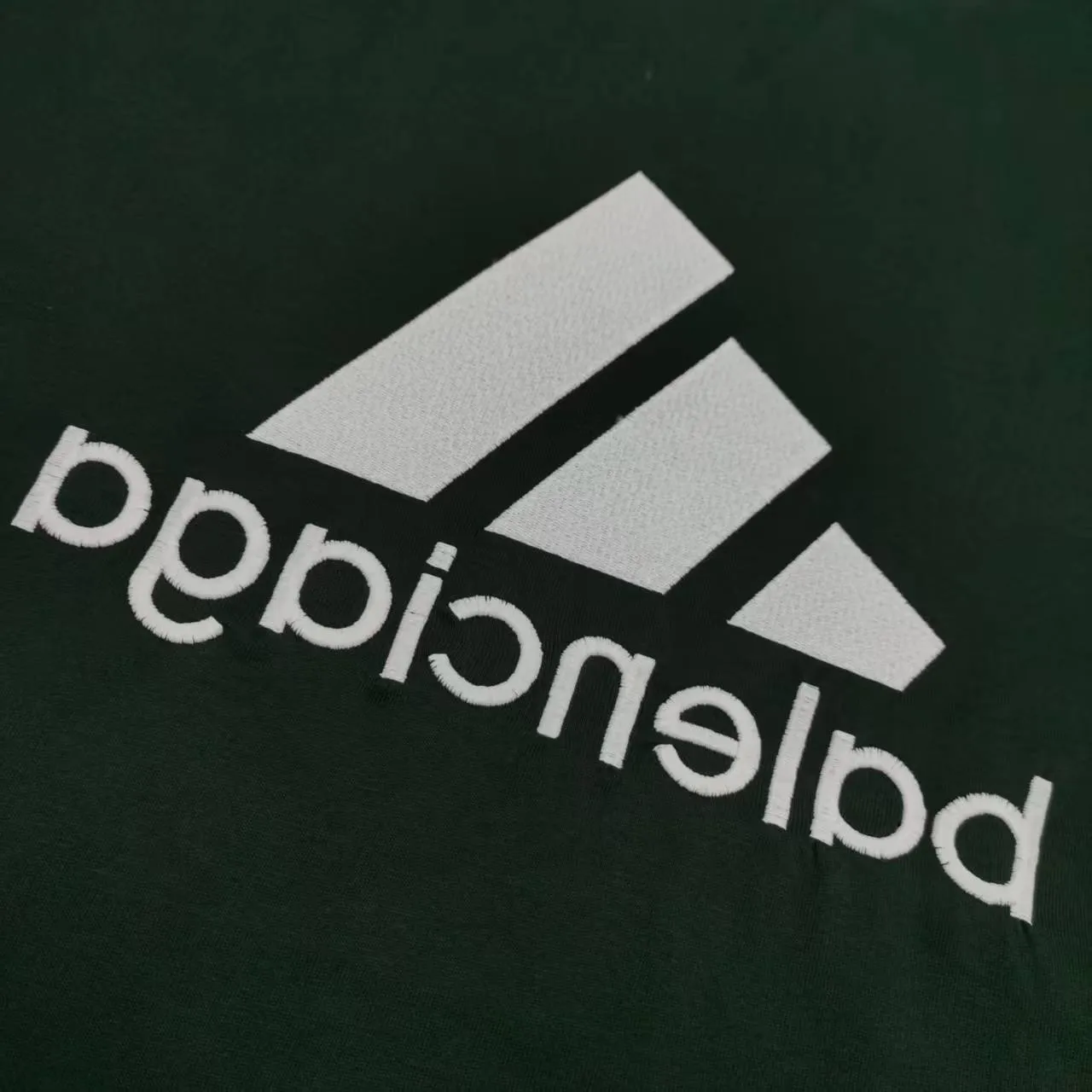 [New arrival] Top-quality and tested version BALENCIAGA/ADIDAS co-branded Adidas embroidered letters round neck short-sleeved T-shirt, a hot trend at the moment🔥Quality ceiling It seems to be a simple printing or embroidery, but it is not simple at all. 100% imported machine restoration, details, workmanship and fabrics are consistent with the original ones. Guaranteed no color difference with the counter. Feel free to compare ⚠️Note that the threaded necklines are all original collars of a certain Paris and a certain country. High wrapping degree The width of the neckline and cabinets are accurate to the millimeter. Thick necklines are not easily deformed. The collars of high-end goods are restored to cabinets. This distinguishes the large collars of ordinary garbage in the world. ⚠️Different styles of washed wheat main wheat, including imported wheat, have different colors and codes. Really restore the counter. As we all know, Balenciaga has different English or color on the collar labels of each season. It distinguishes the fast food products of the world's uniform main wheat washed wheat. ⚠️Pay attention to the workmanship. There are no folds in the stitching at the neckline, smooth and natural without overlapping lines. True restoration ⚠️The fabric is made of 280g Paris-specific double yarn. It is really incomparable with the ordinary version on the market. Correct printing details. Correct double yarn with high weight thread. Correct packaging details. All-round restoration of workmanship. All-round restoration of packaging. P:270 Color: Black White Green SIZE: XS-S-M-L