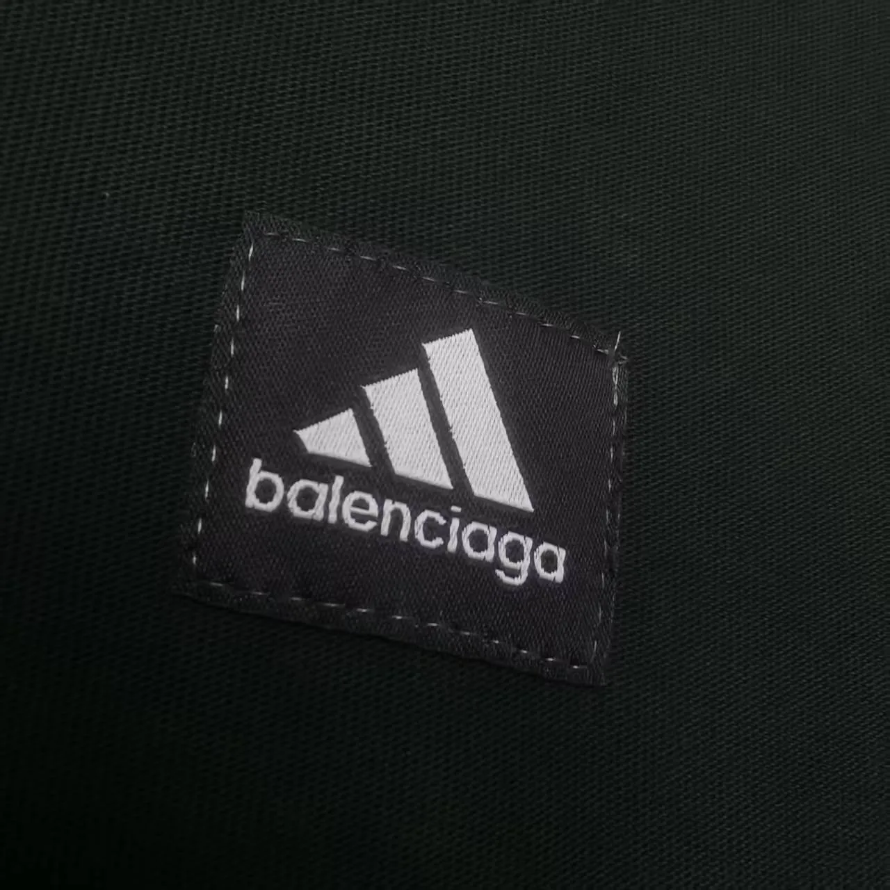 [New arrival] Top-quality and tested version BALENCIAGA/ADIDAS co-branded Adidas embroidered letters round neck short-sleeved T-shirt, a hot trend at the moment🔥Quality ceiling It seems to be a simple printing or embroidery, but it is not simple at all. 100% imported machine restoration, details, workmanship and fabrics are consistent with the original ones. Guaranteed no color difference with the counter. Feel free to compare ⚠️Note that the threaded necklines are all original collars of a certain Paris and a certain country. High wrapping degree The width of the neckline and cabinets are accurate to the millimeter. Thick necklines are not easily deformed. The collars of high-end goods are restored to cabinets. This distinguishes the large collars of ordinary garbage in the world. ⚠️Different styles of washed wheat main wheat, including imported wheat, have different colors and codes. Really restore the counter. As we all know, Balenciaga has different English or color on the collar labels of each season. It distinguishes the fast food products of the world's uniform main wheat washed wheat. ⚠️Pay attention to the workmanship. There are no folds in the stitching at the neckline, smooth and natural without overlapping lines. True restoration ⚠️The fabric is made of 280g Paris-specific double yarn. It is really incomparable with the ordinary version on the market. Correct printing details. Correct double yarn with high weight thread. Correct packaging details. All-round restoration of workmanship. All-round restoration of packaging. P:270 Color: Black White Green SIZE: XS-S-M-L