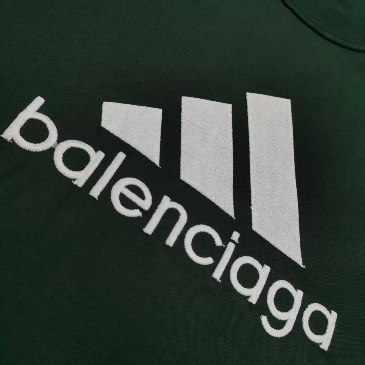[New arrival] Top-quality and tested version BALENCIAGA/ADIDAS co-branded Adidas embroidered letters round neck short-sleeved T-shirt, a hot trend at the moment🔥Quality ceiling It seems to be a simple printing or embroidery, but it is not simple at all. 100% imported machine restoration, details, workmanship and fabrics are consistent with the original ones. Guaranteed no color difference with the counter. Feel free to compare ⚠️Note that the threaded necklines are all original collars of a certain Paris and a certain country. High wrapping degree The width of the neckline and cabinets are accurate to the millimeter. Thick necklines are not easily deformed. The collars of high-end goods are restored to cabinets. This distinguishes the large collars of ordinary garbage in the world. ⚠️Different styles of washed wheat main wheat, including imported wheat, have different colors and codes. Really restore the counter. As we all know, Balenciaga has different English or color on the collar labels of each season. It distinguishes the fast food products of the world's uniform main wheat washed wheat. ⚠️Pay attention to the workmanship. There are no folds in the stitching at the neckline, smooth and natural without overlapping lines. True restoration ⚠️The fabric is made of 280g Paris-specific double yarn. It is really incomparable with the ordinary version on the market. Correct printing details. Correct double yarn with high weight thread. Correct packaging details. All-round restoration of workmanship. All-round restoration of packaging. P:270 Color: Black White Green SIZE: XS-S-M-L