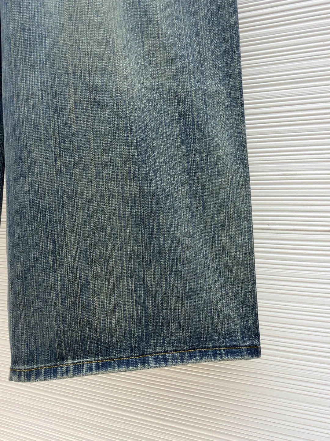 Balenciaga jeans embroidered denim trousers ●Authentic product: purchased and developed for 5999 ●Item number: 1681054-B25 ●Fabric: bamboo fabric ●Technology: washed production ●Version: loose version ●Weight: about 840 grams ●Size: There is a looming dark bamboo pattern in the dark blue base. The left leg is decorated with Balenciaga jeans embroidery, which complements the Paris kraft paper on the back waistband to add brand recognition. The black silk thread meanders on the dark blue background, instantly igniting the visual focus. The lines are smooth and full of tension. It has a dual temperament of retro and modern. It outlines the infinite possibilities of fashion, giving priority to customizing 1:1 original denim materials to stir-fry snowballs and stir-fry salt. Specially prepared corresponding solutions. Add a certain amount of dye, soak the denim material in it to absorb the solvent, then scrub it and dry it to further fade and oxidize it. The fried sand hand-rubbing technology is used to process the denim material in a sand-frying machine to cause natural fading and wear on the surface of the denim. Then, special tools are used to physically damage the surface of the jeans by hand, maintaining the original texture and details while increasing its uniqueness. The rub-pressed wrinkle whisker technology and the gun-painted cat whisker technology are combined to give priority to hand-rubbing in specific areas to achieve a natural wrinkle effect. Then, specific tools are used to draw a whisker-shaped texture to create a full visual effect. The overall wiring is straight and delicate, the fabric is comfortable and soft, and the color is consistent without color difference. It can be matched with the same style to create a fashionable look and control various occasions. Customized accessories, complete with three standards, same style for men and women!