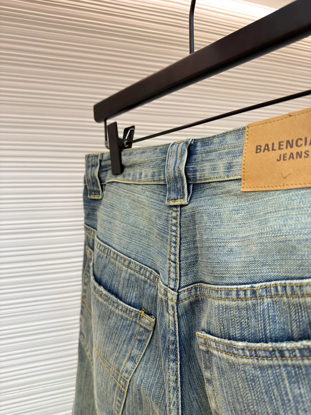 Balenciaga jeans embroidered denim trousers ●Authentic product: purchased and developed for 5999 ●Item number: 1681054-B25 ●Fabric: bamboo fabric ●Technology: washed production ●Version: loose version ●Weight: about 840 grams ●Size: There is a looming dark bamboo pattern in the dark blue base. The left leg is decorated with Balenciaga jeans embroidery, which complements the Paris kraft paper on the back waistband to add brand recognition. The black silk thread meanders on the dark blue background, instantly igniting the visual focus. The lines are smooth and full of tension. It has a dual temperament of retro and modern. It outlines the infinite possibilities of fashion, giving priority to customizing 1:1 original denim materials to stir-fry snowballs and stir-fry salt. Specially prepared corresponding solutions. Add a certain amount of dye, soak the denim material in it to absorb the solvent, then scrub it and dry it to further fade and oxidize it. The fried sand hand-rubbing technology is used to process the denim material in a sand-frying machine to cause natural fading and wear on the surface of the denim. Then, special tools are used to physically damage the surface of the jeans by hand, maintaining the original texture and details while increasing its uniqueness. The rub-pressed wrinkle whisker technology and the gun-painted cat whisker technology are combined to give priority to hand-rubbing in specific areas to achieve a natural wrinkle effect. Then, specific tools are used to draw a whisker-shaped texture to create a full visual effect. The overall wiring is straight and delicate, the fabric is comfortable and soft, and the color is consistent without color difference. It can be matched with the same style to create a fashionable look and control various occasions. Customized accessories, complete with three standards, same style for men and women!