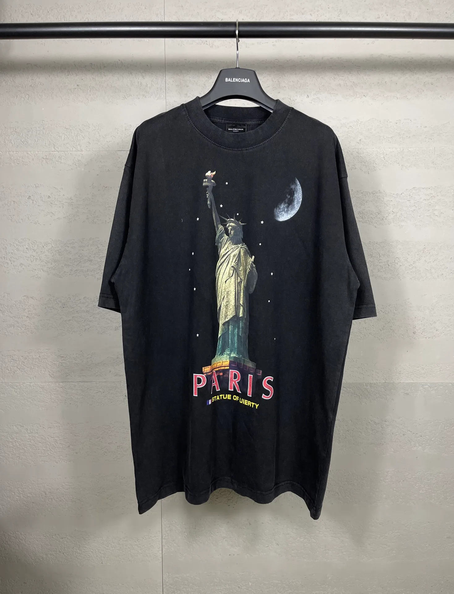 🅿️194 Real photos [Top version. Official website quality] BALENCI*GA/Paris. 2024 catwalk style goddess washed and distressed short-sleeved T-shirt 2024 new style. All pattern details, colors and Y-board customization. Note that the entire pattern of the authentic product is a night scene with the moon 🌙 pattern light. See the picture for delivery at Jubie Market. Brick cabinets are synchronized. Genuine products are developed at the first time, and you can print and compare! The fabric is made of Paris ZP custom-woven and dyed cotton double yarn. Weighing 260 grams, the cloth surface is clean. The cloth pattern is clear, soft and comfortable. The threads are dyed with no color difference. The printing uses environmentally friendly imported materials and self-inking direct injection, with clear letters and three-dimensional effect. The entire garment is washed and distressed. The version adopts OS loose shoulder design. Same style for men and women. Code: BL223361 Color: washed black, beige. Size: XS to L