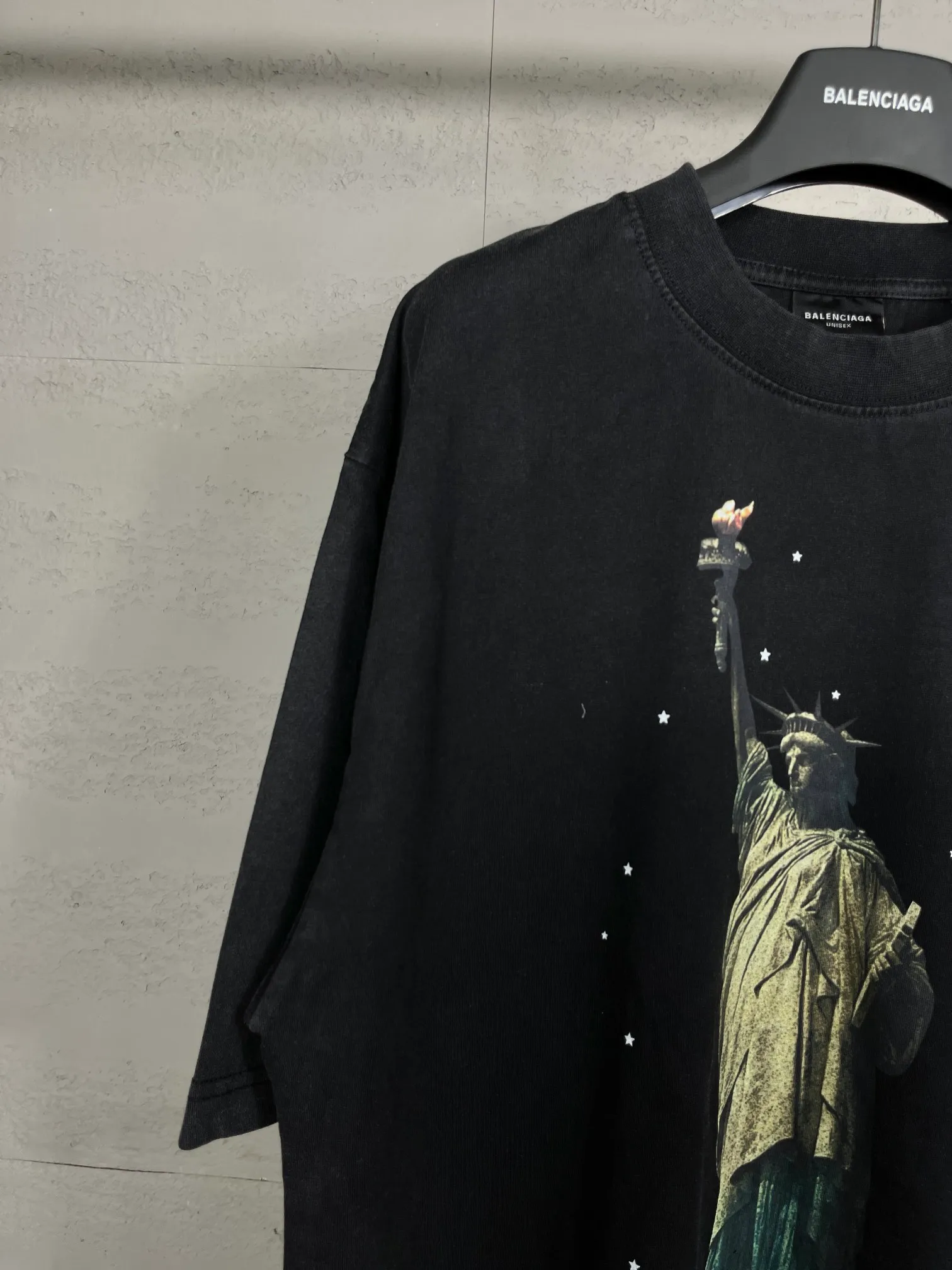 🅿️194 Real photos [Top version. Official website quality] BALENCI*GA/Paris. 2024 catwalk style goddess washed and distressed short-sleeved T-shirt 2024 new style. All pattern details, colors and Y-board customization. Note that the entire pattern of the authentic product is a night scene with the moon 🌙 pattern light. See the picture for delivery at Jubie Market. Brick cabinets are synchronized. Genuine products are developed at the first time, and you can print and compare! The fabric is made of Paris ZP custom-woven and dyed cotton double yarn. Weighing 260 grams, the cloth surface is clean. The cloth pattern is clear, soft and comfortable. The threads are dyed with no color difference. The printing uses environmentally friendly imported materials and self-inking direct injection, with clear letters and three-dimensional effect. The entire garment is washed and distressed. The version adopts OS loose shoulder design. Same style for men and women. Code: BL223361 Color: washed black, beige. Size: XS to L