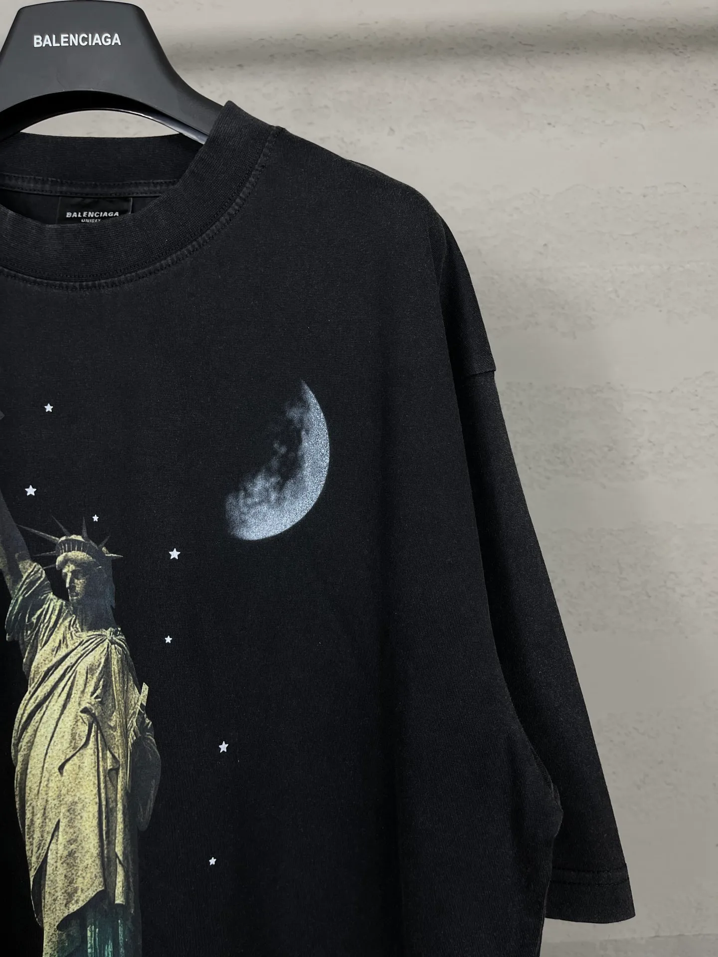 🅿️194 Real photos [Top version. Official website quality] BALENCI*GA/Paris. 2024 catwalk style goddess washed and distressed short-sleeved T-shirt 2024 new style. All pattern details, colors and Y-board customization. Note that the entire pattern of the authentic product is a night scene with the moon 🌙 pattern light. See the picture for delivery at Jubie Market. Brick cabinets are synchronized. Genuine products are developed at the first time, and you can print and compare! The fabric is made of Paris ZP custom-woven and dyed cotton double yarn. Weighing 260 grams, the cloth surface is clean. The cloth pattern is clear, soft and comfortable. The threads are dyed with no color difference. The printing uses environmentally friendly imported materials and self-inking direct injection, with clear letters and three-dimensional effect. The entire garment is washed and distressed. The version adopts OS loose shoulder design. Same style for men and women. Code: BL223361 Color: washed black, beige. Size: XS to L