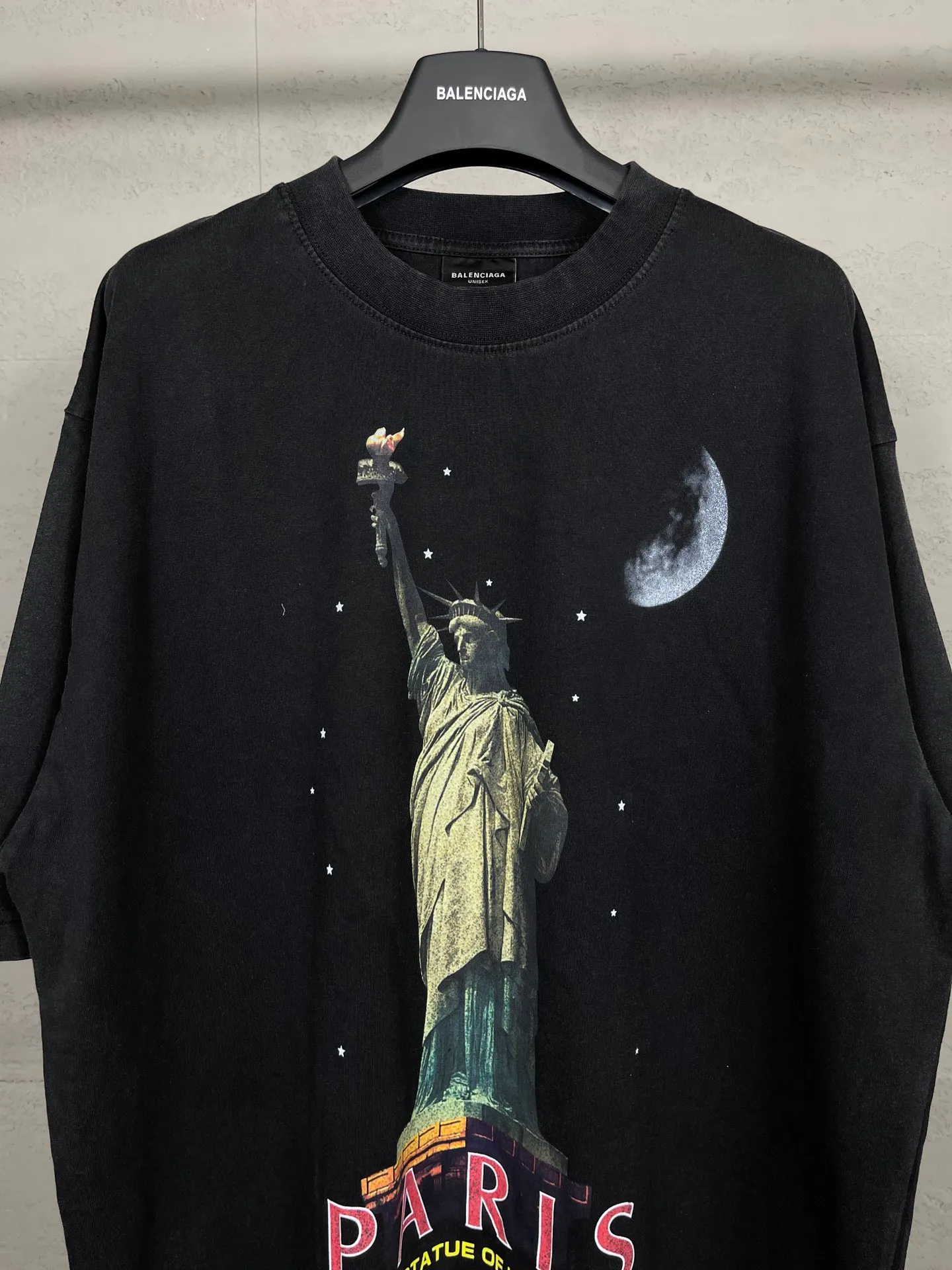 🅿️194 Real photos [Top version. Official website quality] BALENCI*GA/Paris. 2024 catwalk style goddess washed and distressed short-sleeved T-shirt 2024 new style. All pattern details, colors and Y-board customization. Note that the entire pattern of the authentic product is a night scene with the moon 🌙 pattern light. See the picture for delivery at Jubie Market. Brick cabinets are synchronized. Genuine products are developed at the first time, and you can print and compare! The fabric is made of Paris ZP custom-woven and dyed cotton double yarn. Weighing 260 grams, the cloth surface is clean. The cloth pattern is clear, soft and comfortable. The threads are dyed with no color difference. The printing uses environmentally friendly imported materials and self-inking direct injection, with clear letters and three-dimensional effect. The entire garment is washed and distressed. The version adopts OS loose shoulder design. Same style for men and women. Code: BL223361 Color: washed black, beige. Size: XS to L