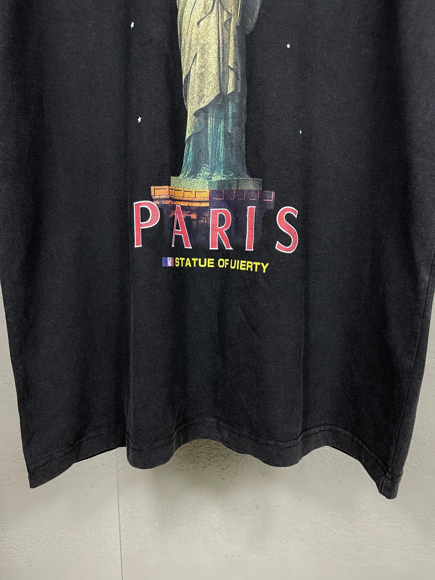 🅿️194 Real photos [Top version. Official website quality] BALENCI*GA/Paris. 2024 catwalk style goddess washed and distressed short-sleeved T-shirt 2024 new style. All pattern details, colors and Y-board customization. Note that the entire pattern of the authentic product is a night scene with the moon 🌙 pattern light. See the picture for delivery at Jubie Market. Brick cabinets are synchronized. Genuine products are developed at the first time, and you can print and compare! The fabric is made of Paris ZP custom-woven and dyed cotton double yarn. Weighing 260 grams, the cloth surface is clean. The cloth pattern is clear, soft and comfortable. The threads are dyed with no color difference. The printing uses environmentally friendly imported materials and self-inking direct injection, with clear letters and three-dimensional effect. The entire garment is washed and distressed. The version adopts OS loose shoulder design. Same style for men and women. Code: BL223361 Color: washed black, beige. Size: XS to L