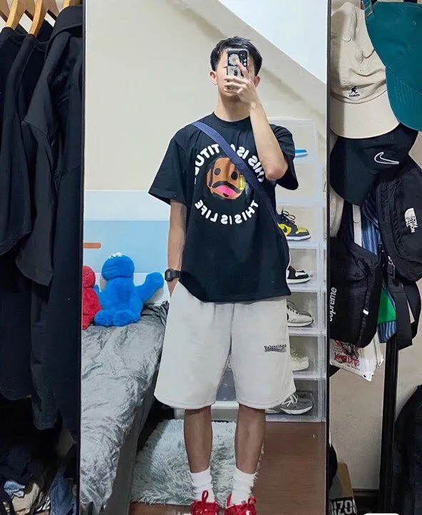 ♻️💯Upper body reference model picture❤️Balenciaga 21SS BLCG Balenciaga Wave Cola Shorts, a classic and versatile style is here! With these pants, they look perfect no matter what outfit you wear! Get it now! Customized special fabrics, ready-to-wear washable, soft and comfortable to the touch.  360 grams of dust-free sweatshirt fabric, washed and cut. Imported environmentally friendly water glue is added to the garment and washed twice to ensure consistent printing. Customized wash mark. This year's sincere shorts LOGO adopts Japanese Tajima embroidery technology, and the printing is full and meticulous. Color: Black/Grey/White/Blue Size: XS-L P:300