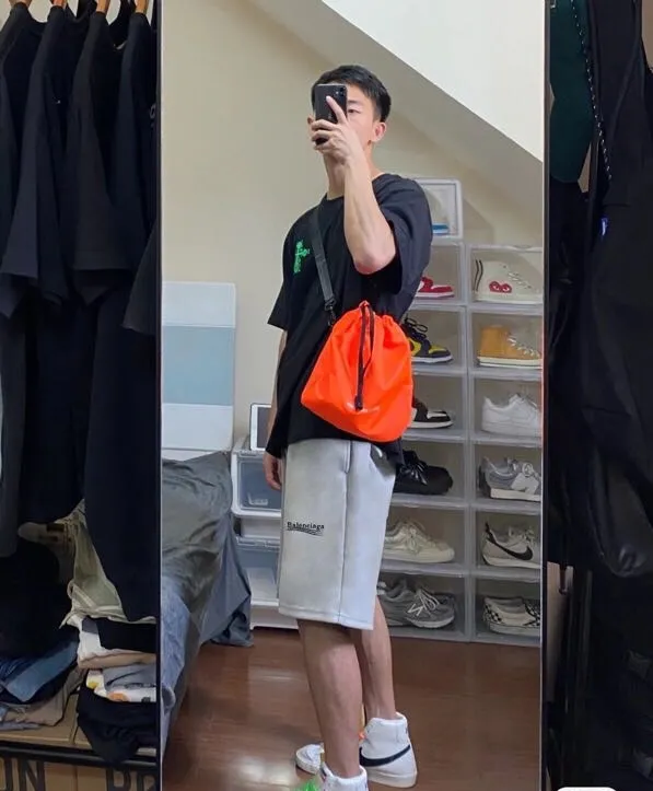 ♻️💯Upper body reference model picture❤️Balenciaga 21SS BLCG Balenciaga Wave Cola Shorts, a classic and versatile style is here! With these pants, they look perfect no matter what outfit you wear! Get it now! Customized special fabrics, ready-to-wear washable, soft and comfortable to the touch.  360 grams of dust-free sweatshirt fabric, washed and cut. Imported environmentally friendly water glue is added to the garment and washed twice to ensure consistent printing. Customized wash mark. This year's sincere shorts LOGO adopts Japanese Tajima embroidery technology, and the printing is full and meticulous. Color: Black/Grey/White/Blue Size: XS-L P:300