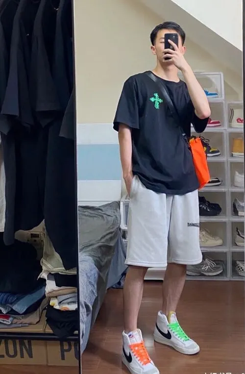 ♻️💯Upper body reference model picture❤️Balenciaga 21SS BLCG Balenciaga Wave Cola Shorts, a classic and versatile style is here! With these pants, they look perfect no matter what outfit you wear! Get it now! Customized special fabrics, ready-to-wear washable, soft and comfortable to the touch.  360 grams of dust-free sweatshirt fabric, washed and cut. Imported environmentally friendly water glue is added to the garment and washed twice to ensure consistent printing. Customized wash mark. This year's sincere shorts LOGO adopts Japanese Tajima embroidery technology, and the printing is full and meticulous. Color: Black/Grey/White/Blue Size: XS-L P:300