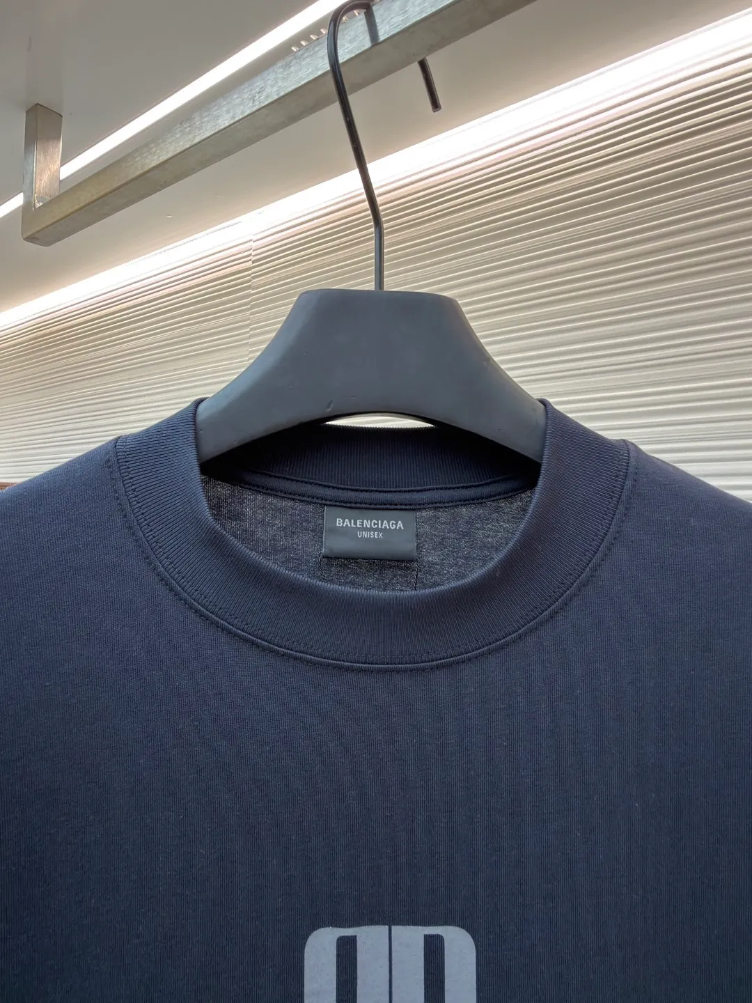 Balenciaga nano BB printed short sleeves ●Original version: Purchased and developed for 4600 ●Item number: 1682344-X90 ●Fabric: moire jersey fabric ●Technology: Glue printing production ●Color: black ●Version: Loose version ●Weight: about 325 grams ●Size: The layered texture carrier is embellished with the exquisite Balenciaga nano BB art on the chest and stamped with a silver-gray artistic seal. It is a concrete expression of the brand's soul. Use every outfit to outline your own fashion picture. Glue printing is used. The chest printing has been modified three times with the film screen. The glue liquid paint is used to print the pattern on the fabric. The fabric is baked to fix the printed pattern. The fabric has been washed. It has a better hand feel and texture. It is not easy to deform, not easy to shrink, not easy to fade, and maintains long-term beauty. The overall wiring is straight and delicate, the fabric is comfortable and soft, and the color is consistent without color difference. It can be matched with the same style to create a fashionable look and control various occasions. Customized accessories, complete with three standards, same style for men and women!