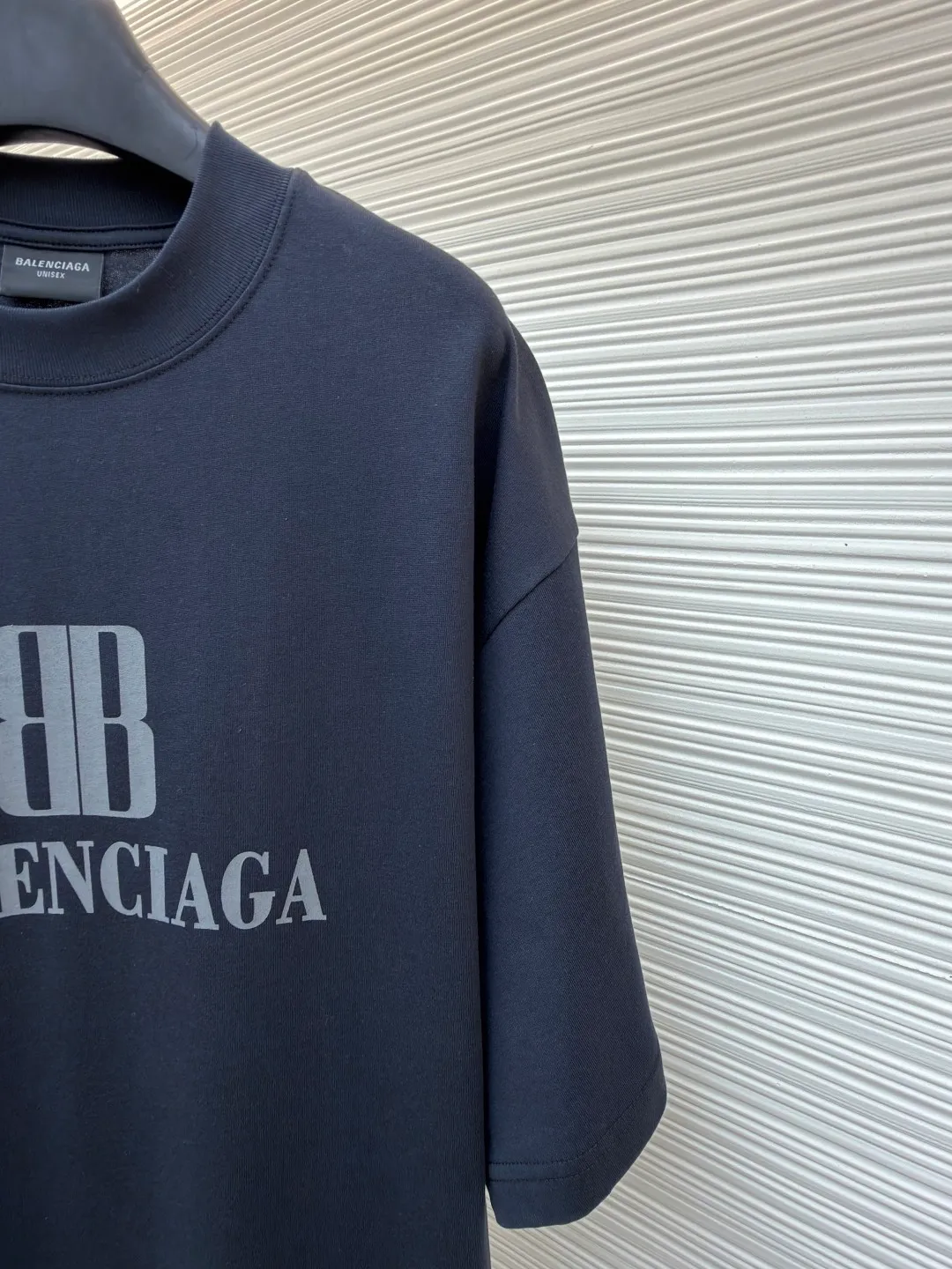 Balenciaga nano BB printed short sleeves ●Original version: Purchased and developed for 4600 ●Item number: 1682344-X90 ●Fabric: moire jersey fabric ●Technology: Glue printing production ●Color: black ●Version: Loose version ●Weight: about 325 grams ●Size: The layered texture carrier is embellished with the exquisite Balenciaga nano BB art on the chest and stamped with a silver-gray artistic seal. It is a concrete expression of the brand's soul. Use every outfit to outline your own fashion picture. Glue printing is used. The chest printing has been modified three times with the film screen. The glue liquid paint is used to print the pattern on the fabric. The fabric is baked to fix the printed pattern. The fabric has been washed. It has a better hand feel and texture. It is not easy to deform, not easy to shrink, not easy to fade, and maintains long-term beauty. The overall wiring is straight and delicate, the fabric is comfortable and soft, and the color is consistent without color difference. It can be matched with the same style to create a fashionable look and control various occasions. Customized accessories, complete with three standards, same style for men and women!